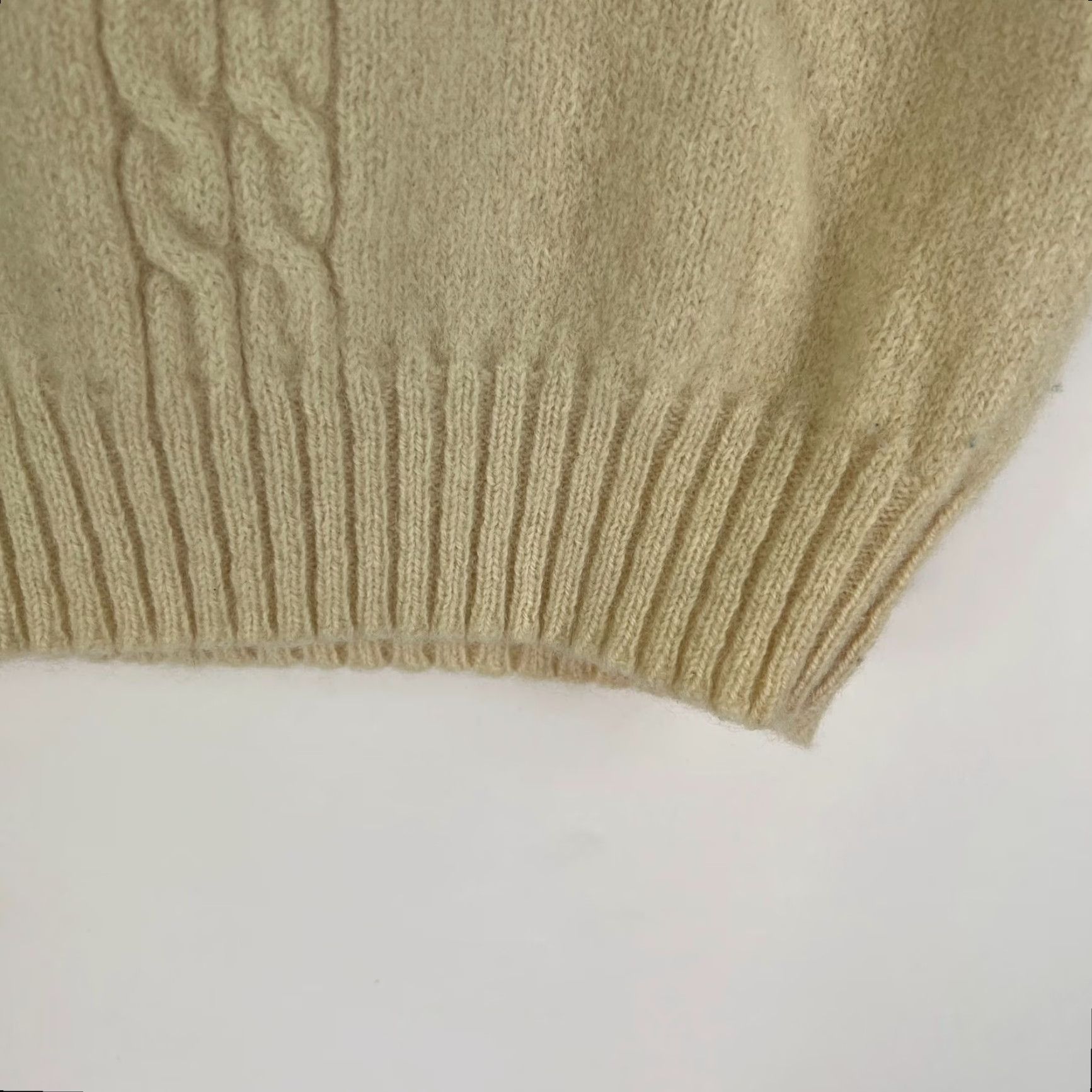 JW Anderson VINTAGE Anderson Little Vest Sweater Sleeveless Cable-Knit 100% Wool Ivory PM Petite Women Medium Ivory 90s City Classic Women’s Vest Size M / US 6-8 / IT 42-44 - 4 Thumbnail