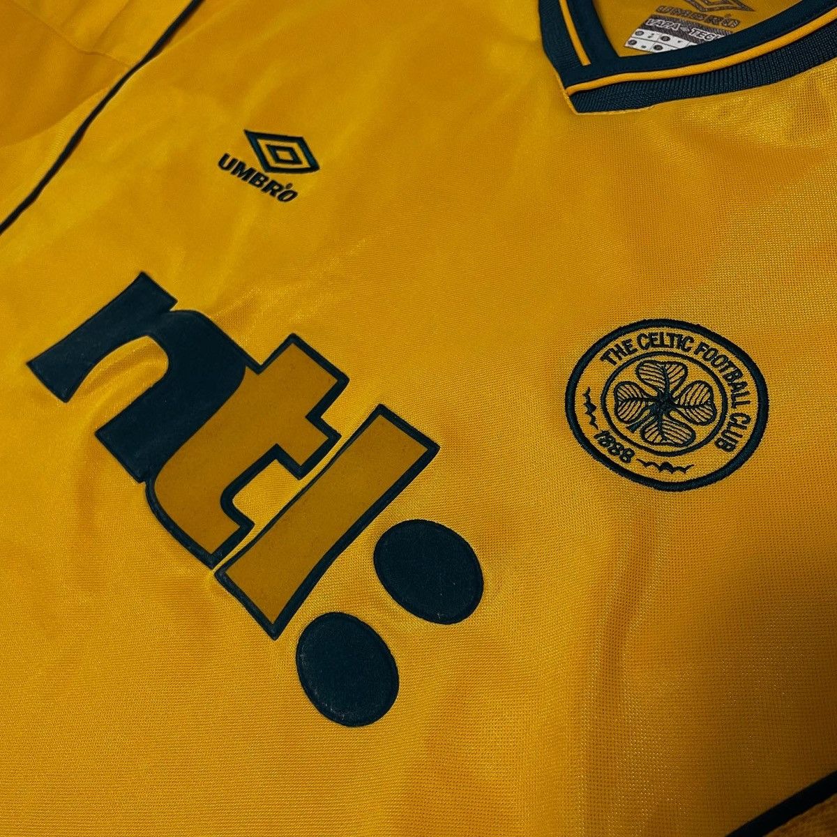 Umbro × Vintage LONG SLEEVE CELTIC VINTAGE 2000/01 SOCCER JERSEY CALSON 7 Size US M / EU 48-50 / 2 - 4 Thumbnail