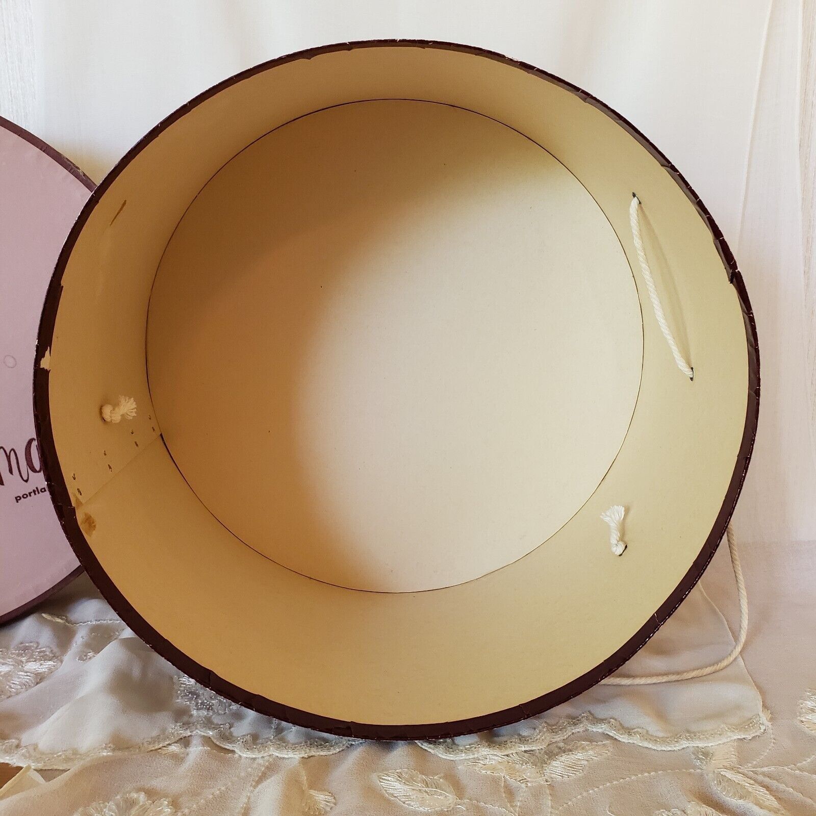 Vintage Vintage Hat Box Lipman's of Portland Large Round Pink Burgun Size ONE SIZE - 8 Thumbnail