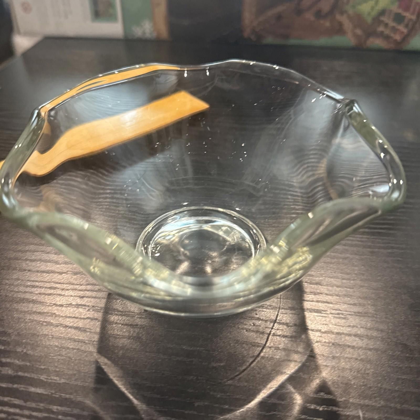 The Unbranded Brand Vintage Clear Glass Serving Bowl With Ruffle Rim EUC Size ONE SIZE - 1 Thumbnail