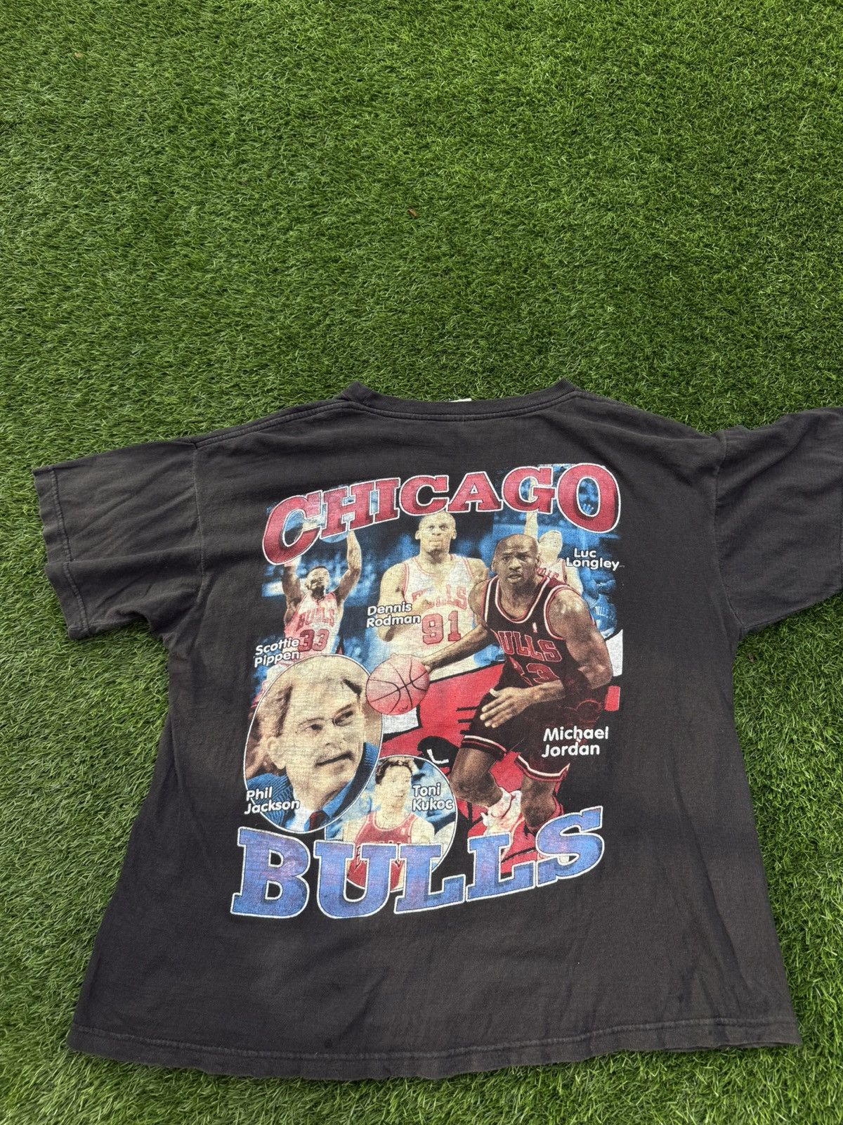 Vintage Vintage 1997 NBA World Champions Chicago Bulls Rap Tee Size US XL / EU 56 / 4 - 21 Thumbnail