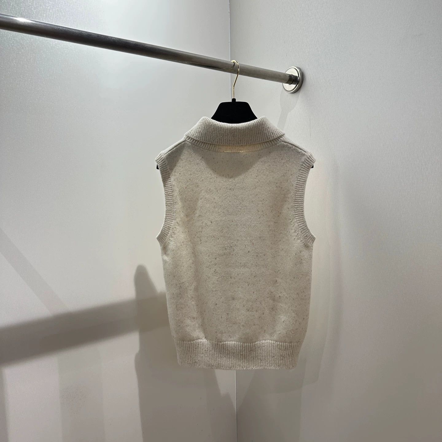 Chanel Chanel women's cashmere vest crystal bow 25N 34 Size XS / US 0-2 / IT 36-38 - 2 Thumbnail