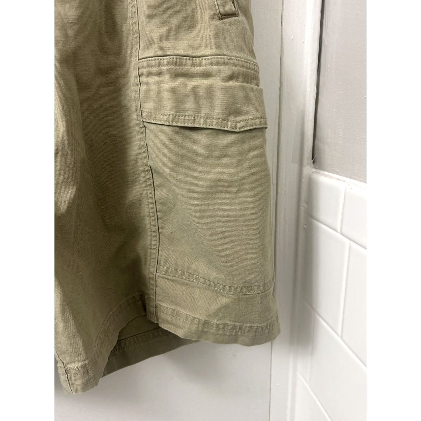 Tommy Bahama Tommy Bahama Cargo Shorts Mens Size 34 Brown Pockets 9” Inseam Casual Travel Short Shirt? Size US 34 / EU 50 - 5 Thumbnail