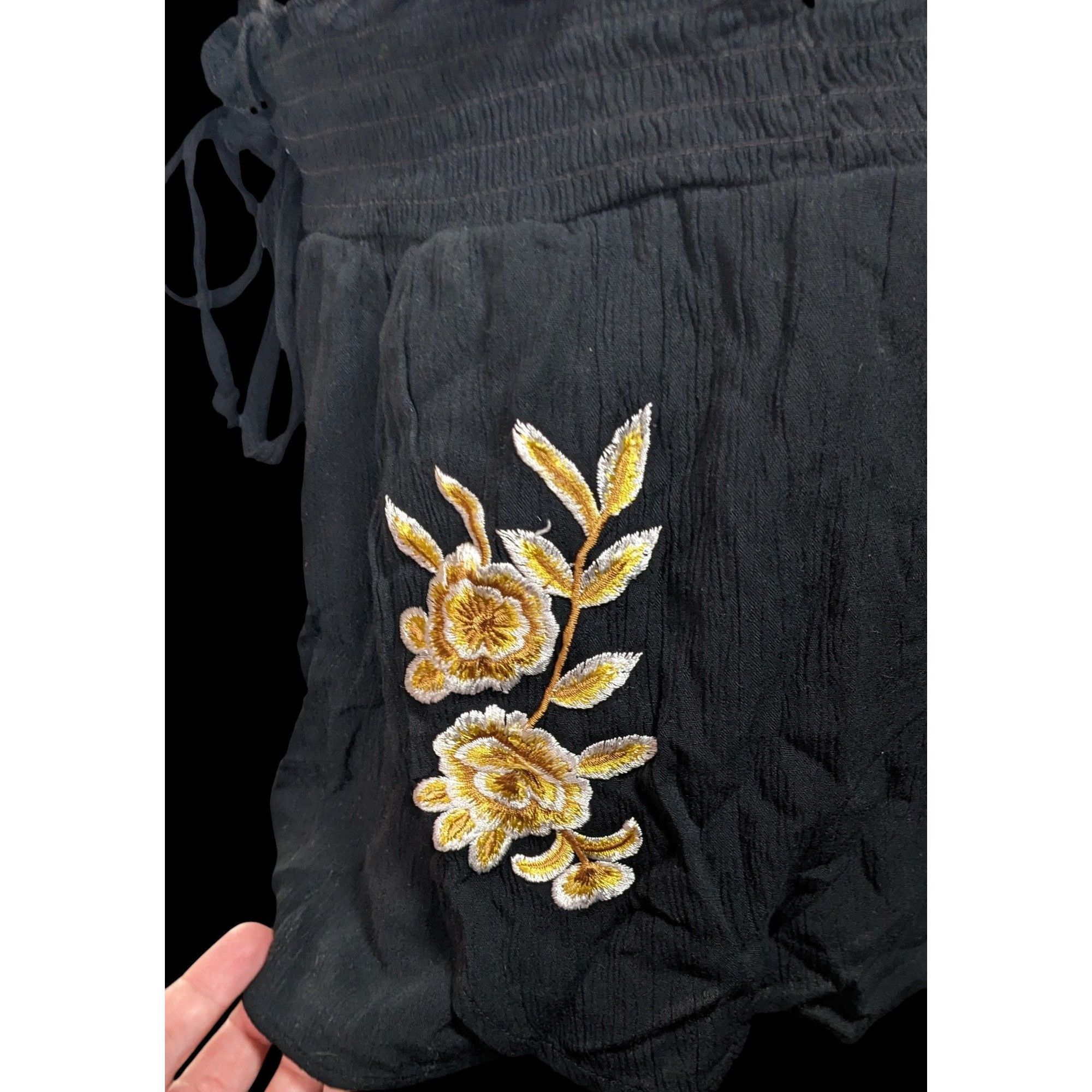 Kendall And Kylie Kendall & Kylie Black Shorts With Gold Floral Embroidery Size 32" / US 10 / IT 46 - 4 Thumbnail