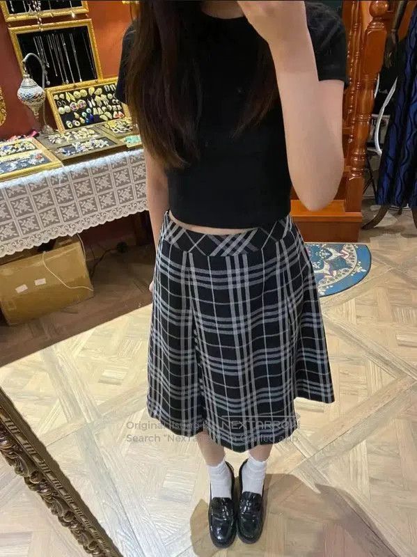 Burberry Burberry Black Plaid Wool Skirt for Women. Size 23" - 8 Thumbnail