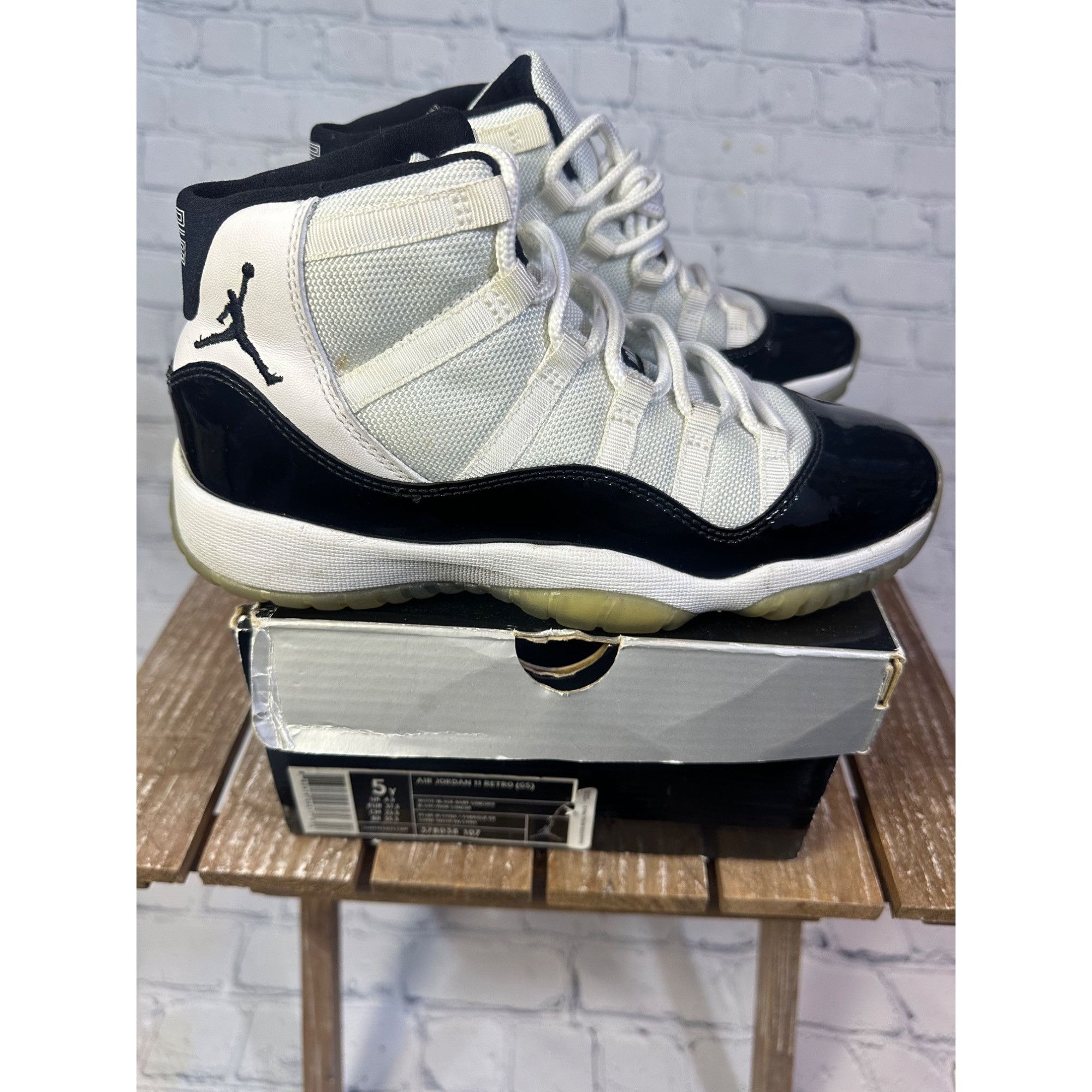Jordan Brand Air Jordan 11 Retro Concord (2011) (GS) Size US 5 / EU 37 - 1 Thumbnail