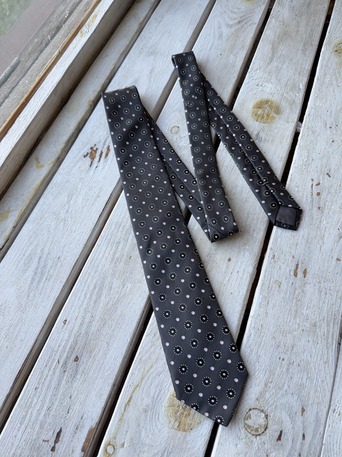 Designer × Hugo Boss Hugo Boss Silk Tie Black Pink Dot Medallion Italy Size ONE SIZE - 1 Thumbnail