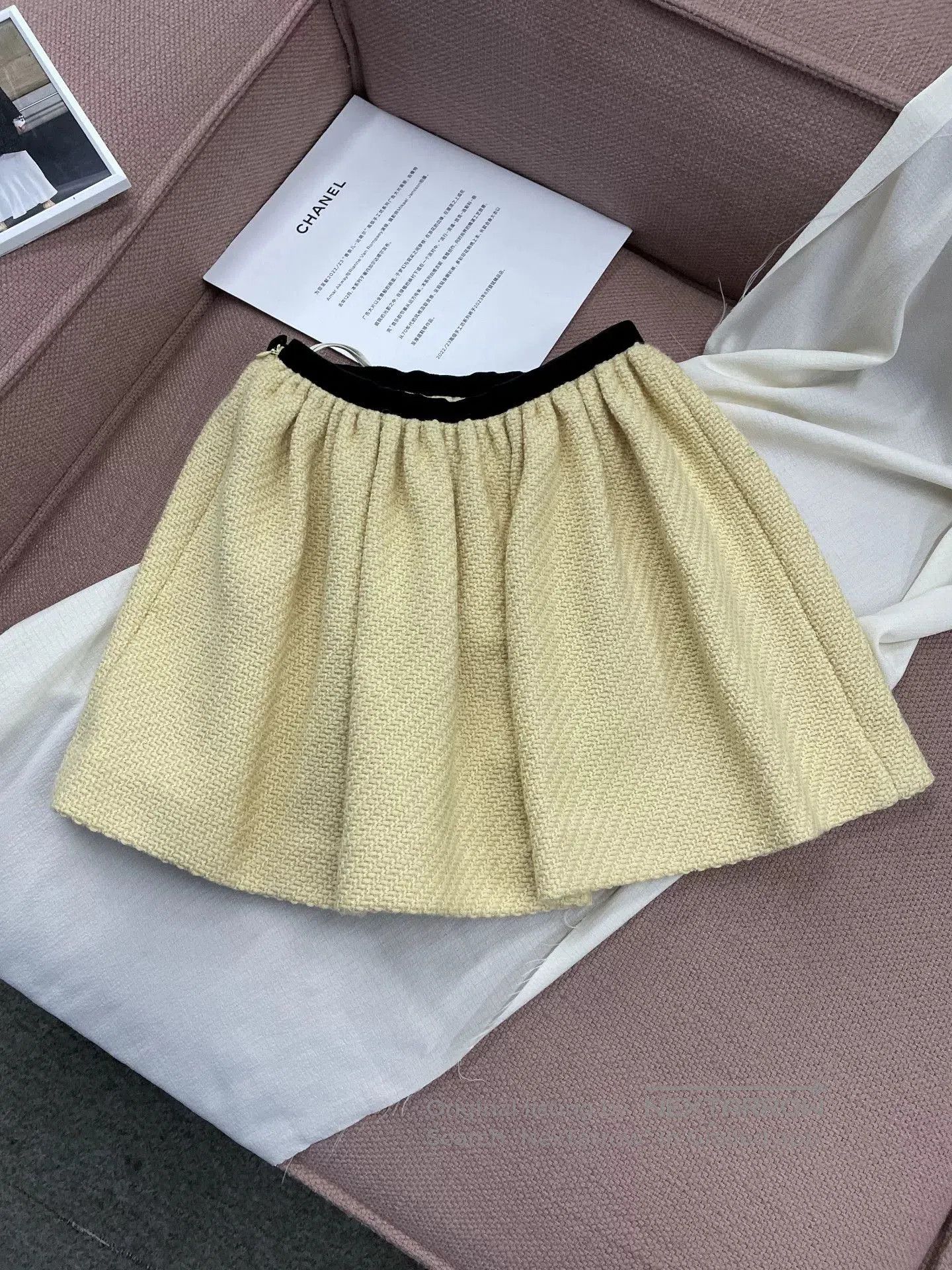 Chanel Chanel Yellow Bow Mini Skirt. Size US 34 / EU 50 - 4 Thumbnail