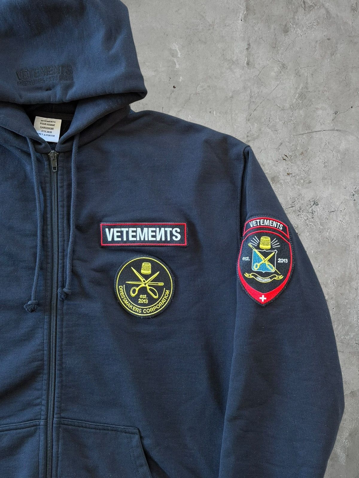 Vetements Vetements Badge Zip-up Hoodie Size US M / EU 48-50 / 2 - 5 Thumbnail