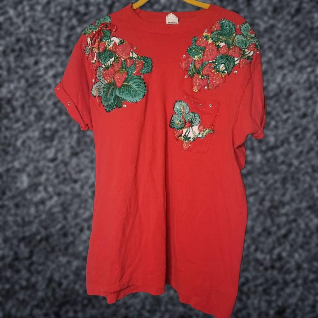 Fruit Of The Loom VINTAGE Fruit of the Loom Red Strawberry Bling Pocket T-Shirt XL Made in USA Mens Size XL / US 12-14 / IT 48-50 - 1 Thumbnail