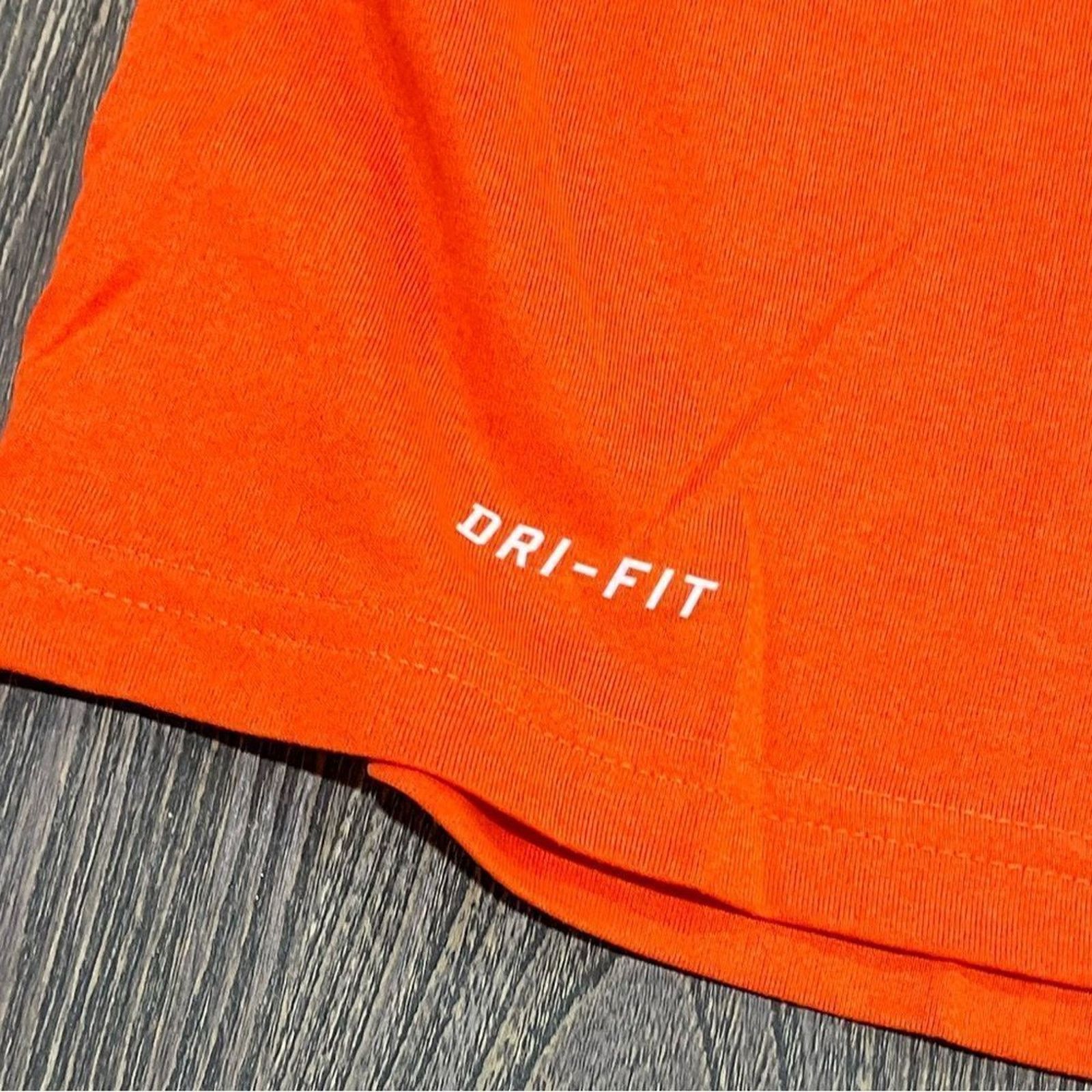 Nike NWOT Nike Dri-Fit T-Shirt Short Sleeve Athletic Cut Sz S Size US S / EU 44-46 / 1 - 2 Thumbnail
