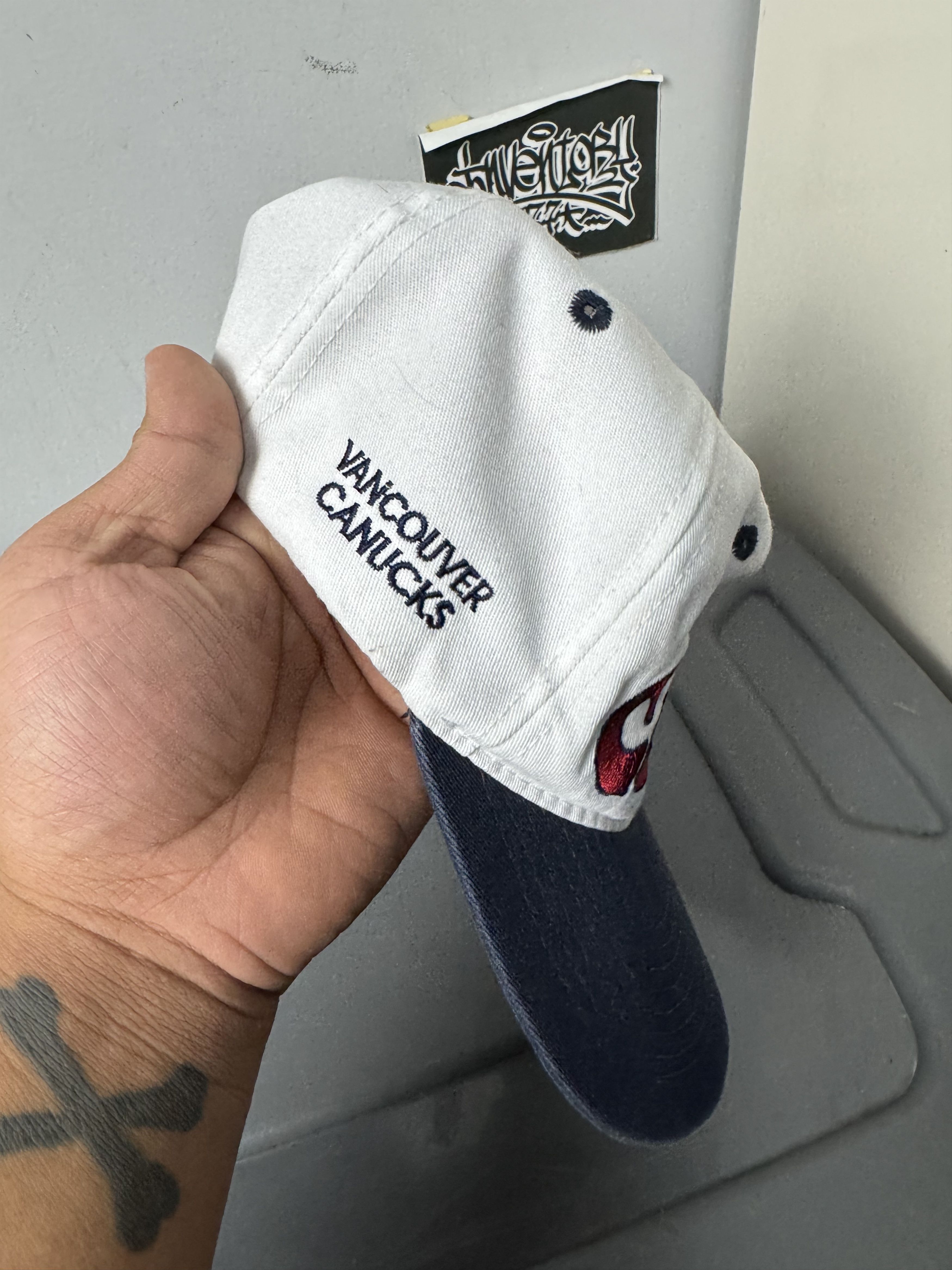 NHL Vintage Canucks NHL Hockey Hat Size ONE SIZE - 3 Thumbnail