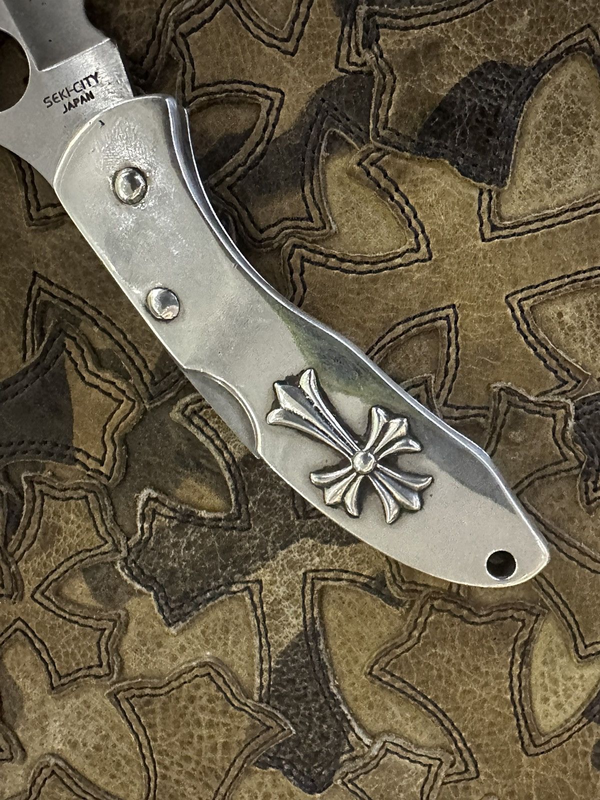 Chrome Hearts CHROME HEARTS SOLID SILVER CROSS SPYDERCO KNIFE SWITCH BLADE Size ONE SIZE - 2 Thumbnail
