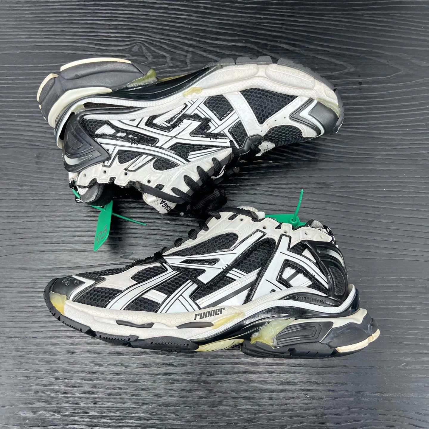 Balenciaga Balenciaga Runner Black White Size US 10 / EU 43 - 2 Thumbnail