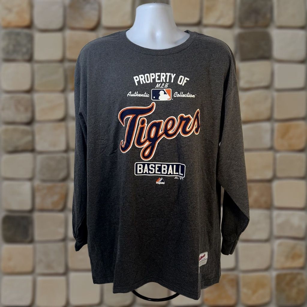 Vintage Majestic Detroit Tigers Long Sleeve Shirt Men 2XL Dark Heather Gray NWT 2011 NOS Tigers Logo Graphic Print Regular Fit Crew Neck Shirt Size US XXL / EU 58 / 5 - 1 Thumbnail