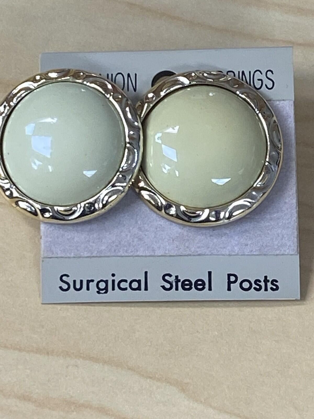 The Unbranded Brand Beautiful Gold Tone Cream Center Stud Earrings Size ONE SIZE - 1 Thumbnail