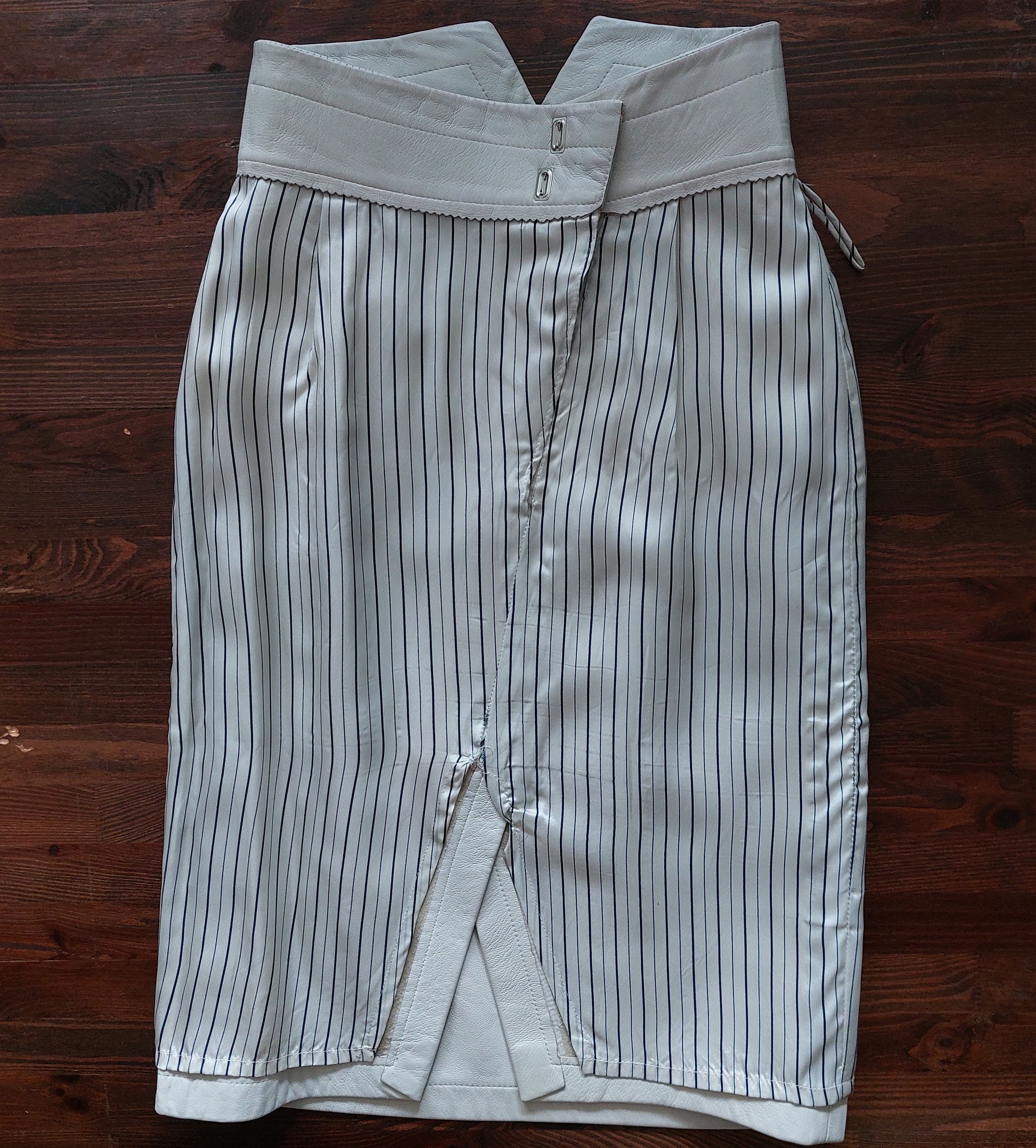 Vintage 1980s leather skirt high-waisted Size 25" / US 0 / IT 36 - 8 Thumbnail