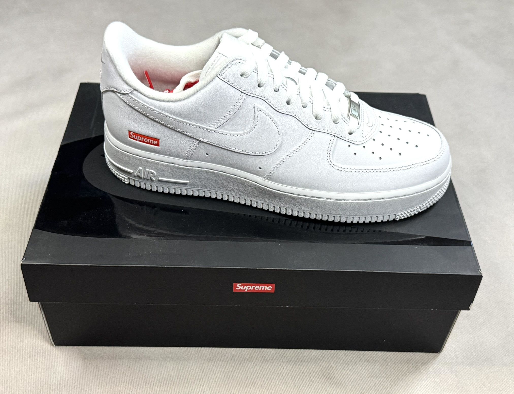 Nike × Supreme Supreme x Nike Air Force 1 Low Box Logo - White Size 9 Size US 9 / EU 42 - 1 Thumbnail