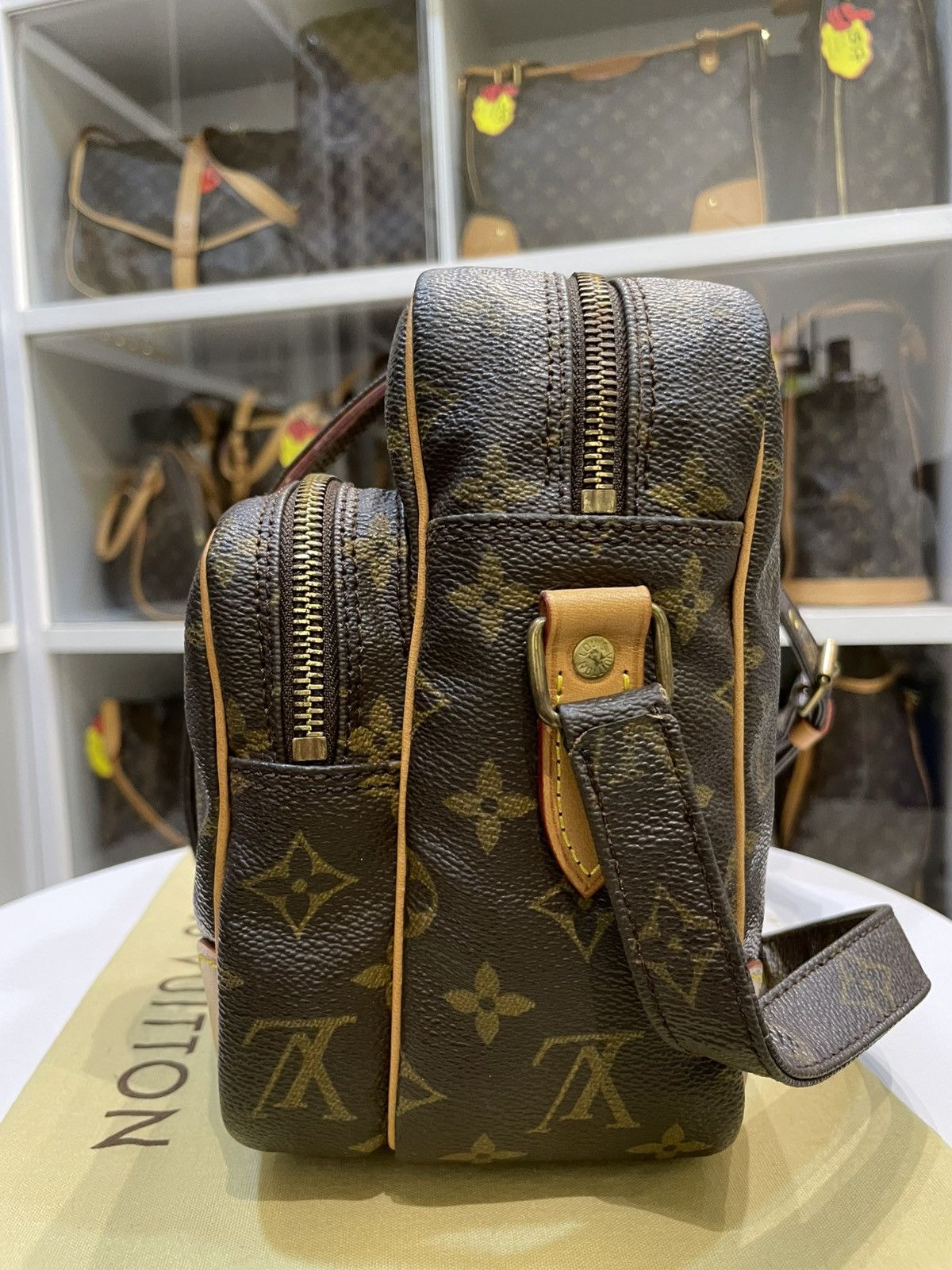 Louis Vuitton AUTHENTIC LOUIS VUITTON MONO NILE PM BAG Size ONE SIZE - 5 Thumbnail