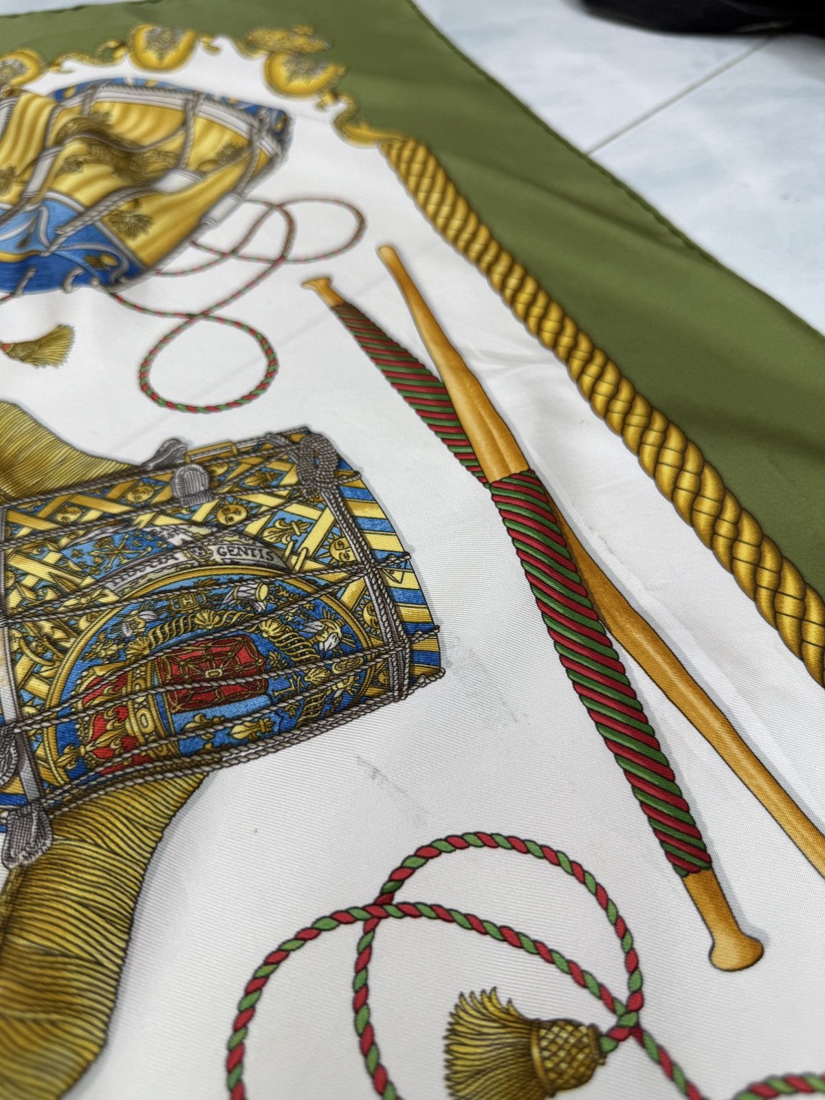 Hermes 🔥🔥🔥AUTHENTIC VINTAGE HERMES LES TAMBOURS SILK SCARF Size ONE SIZE - 8 Thumbnail