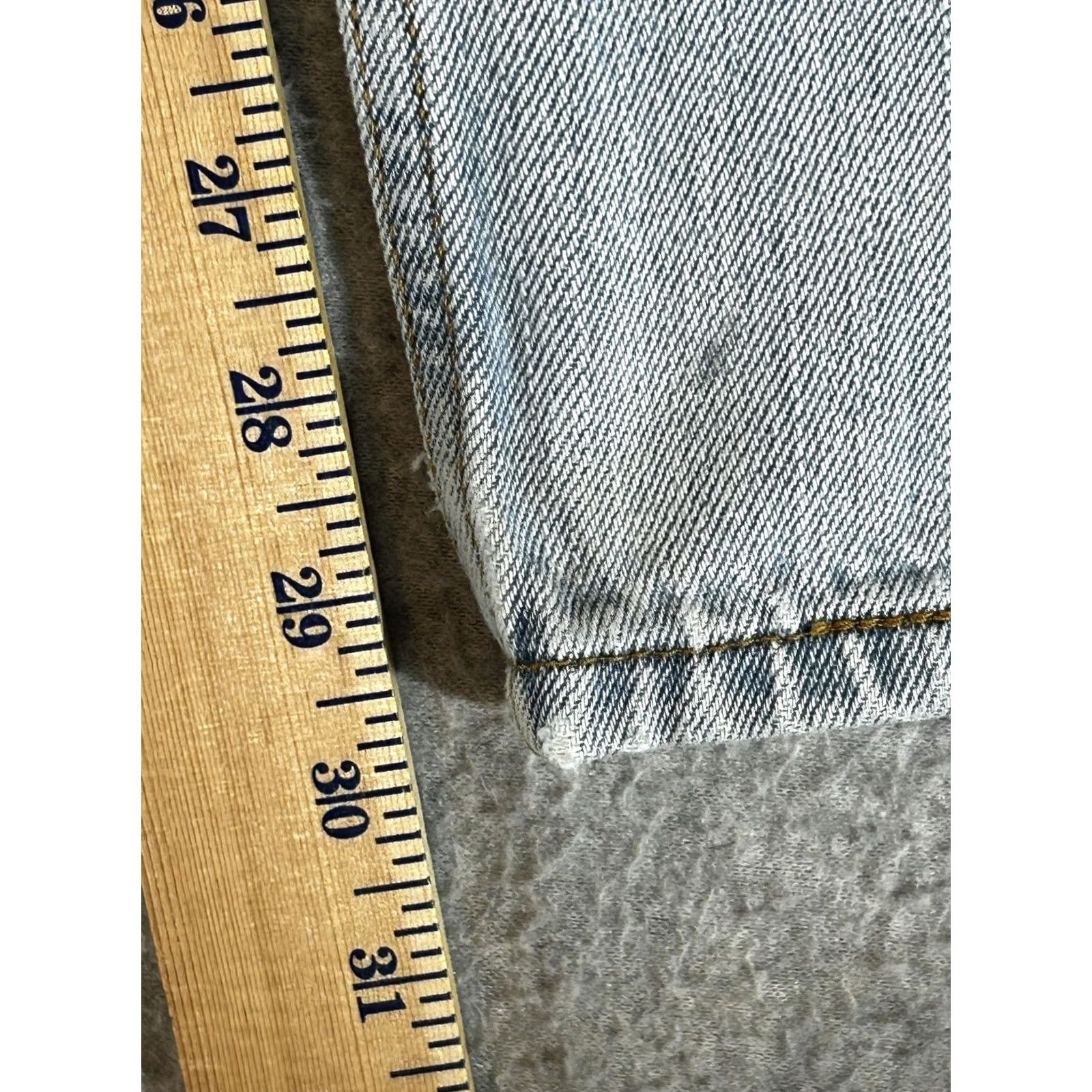 Levi's Levis 550 Jeans Mens 34x30 Relaxed Light Blue Denim Distressed Pockets 5-Pocket Zip Fly Vintage No Mens Size US 34 / EU 50 - 7 Thumbnail