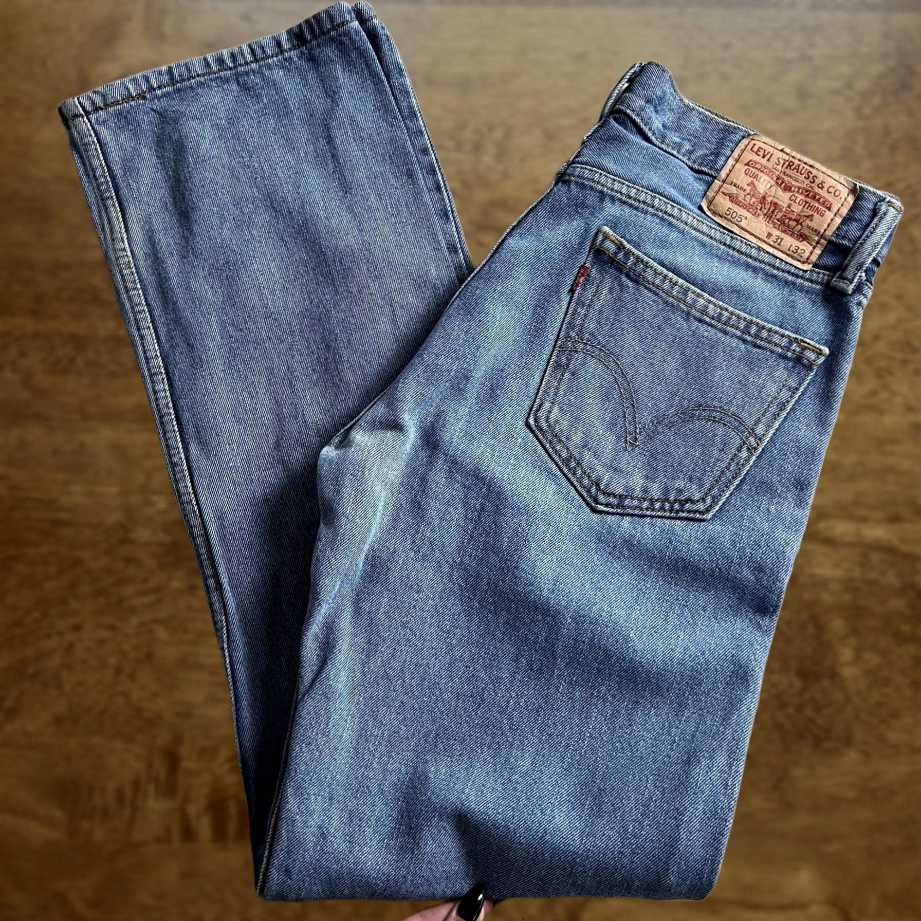 Levi's Levi's 505 Jeans Mens Medium Wash Blue Denim Straight Zip Fly 32x32 Size US 32 / EU 48 - 1 Thumbnail