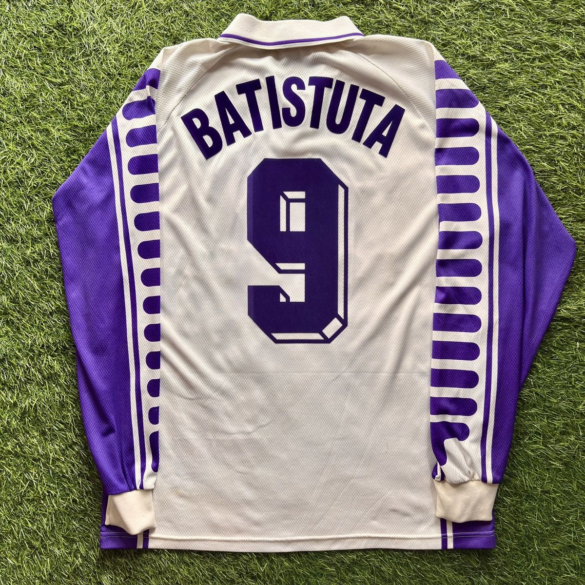 Fila Fiorentina Away Player Issue 1999-00 Batistuta #9 Size US M / EU 48-50 / 2 - 2 Thumbnail