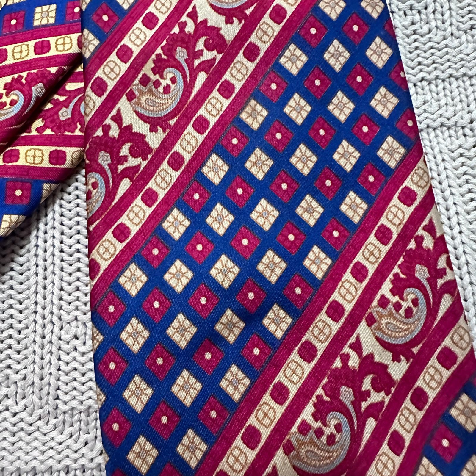 Vintage Vintage red and navy paisley patterned men's tie Size ONE SIZE - 2 Thumbnail