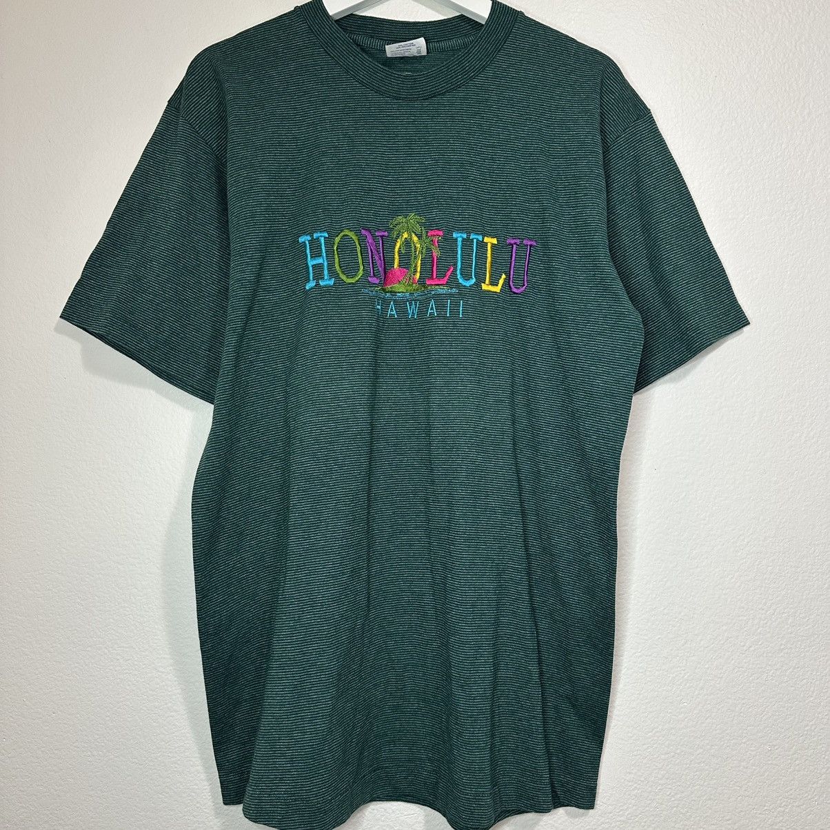 Vintage Vintage Hawaii Honolulu Embroidered T-shirt Size US XL / EU 56 / 4 - 1 Thumbnail