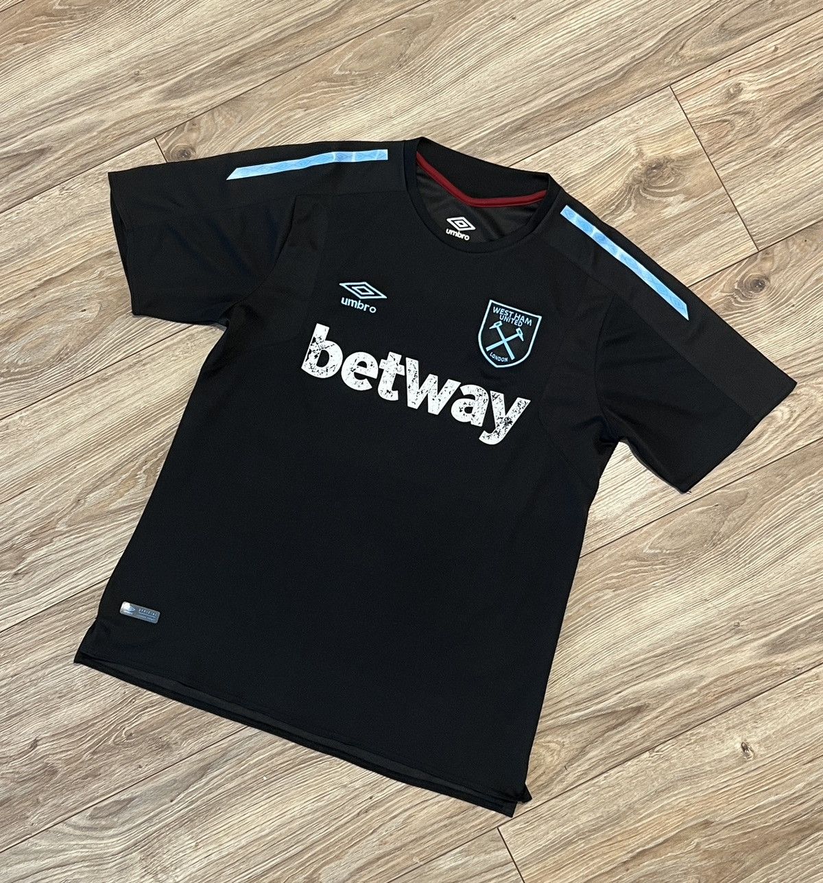 Umbro Soccer Jersey Chicharito 17 West Ham United Vintage Rare Size US M / EU 48-50 / 2 - 2 Thumbnail