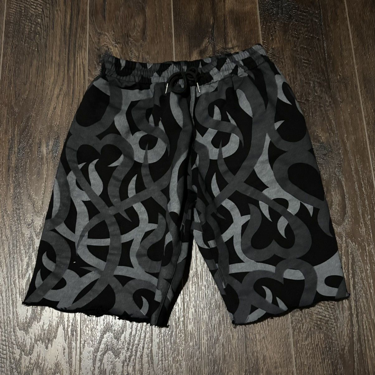 Number (N)ine Number Nine AW04 Tribal Heart Cargo Shorts | Grailed