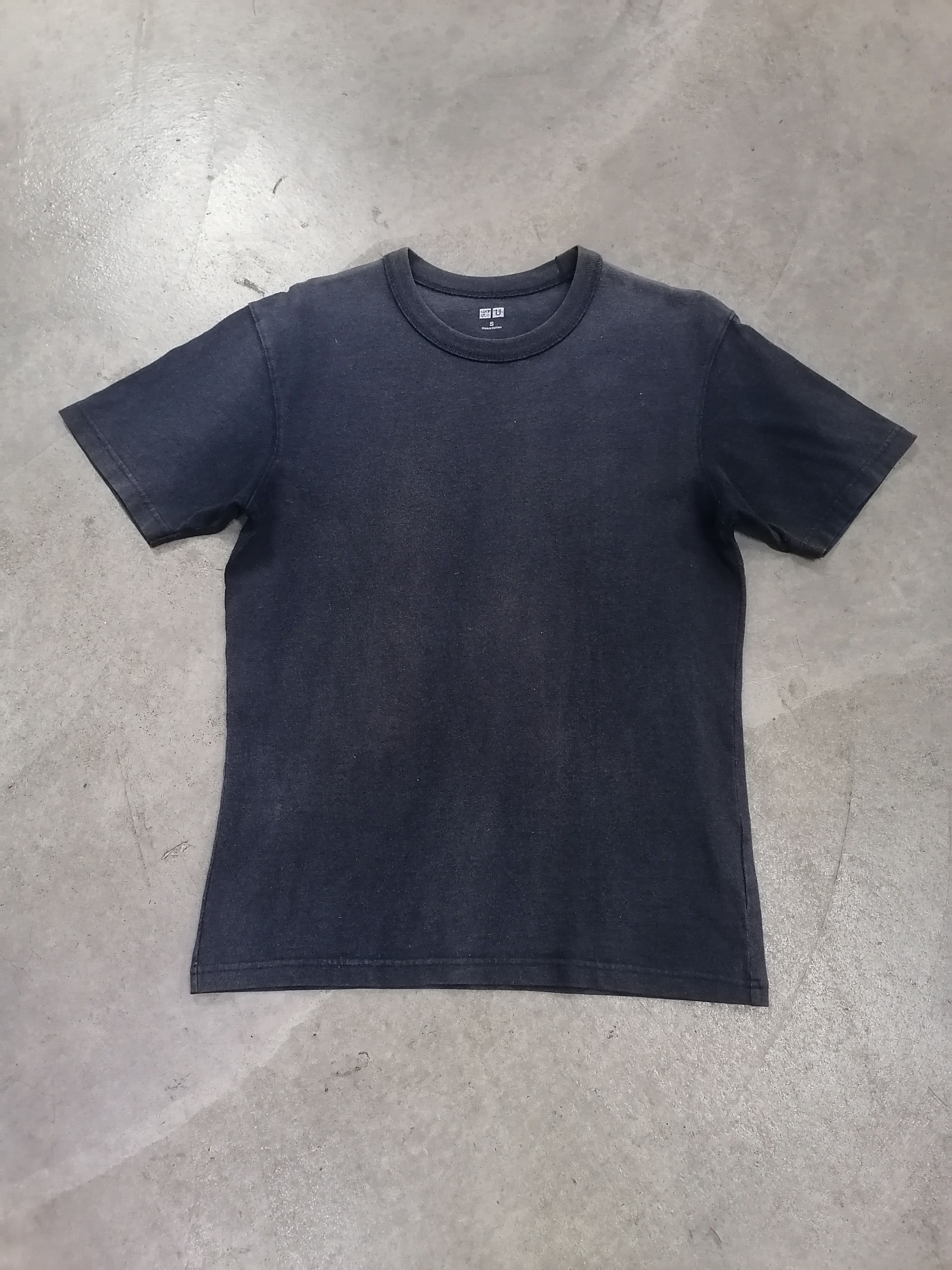 Japanese Brand Trashed Faded Uniqlo Blue Tee Size US S / EU 44-46 / 1 - 1 Thumbnail