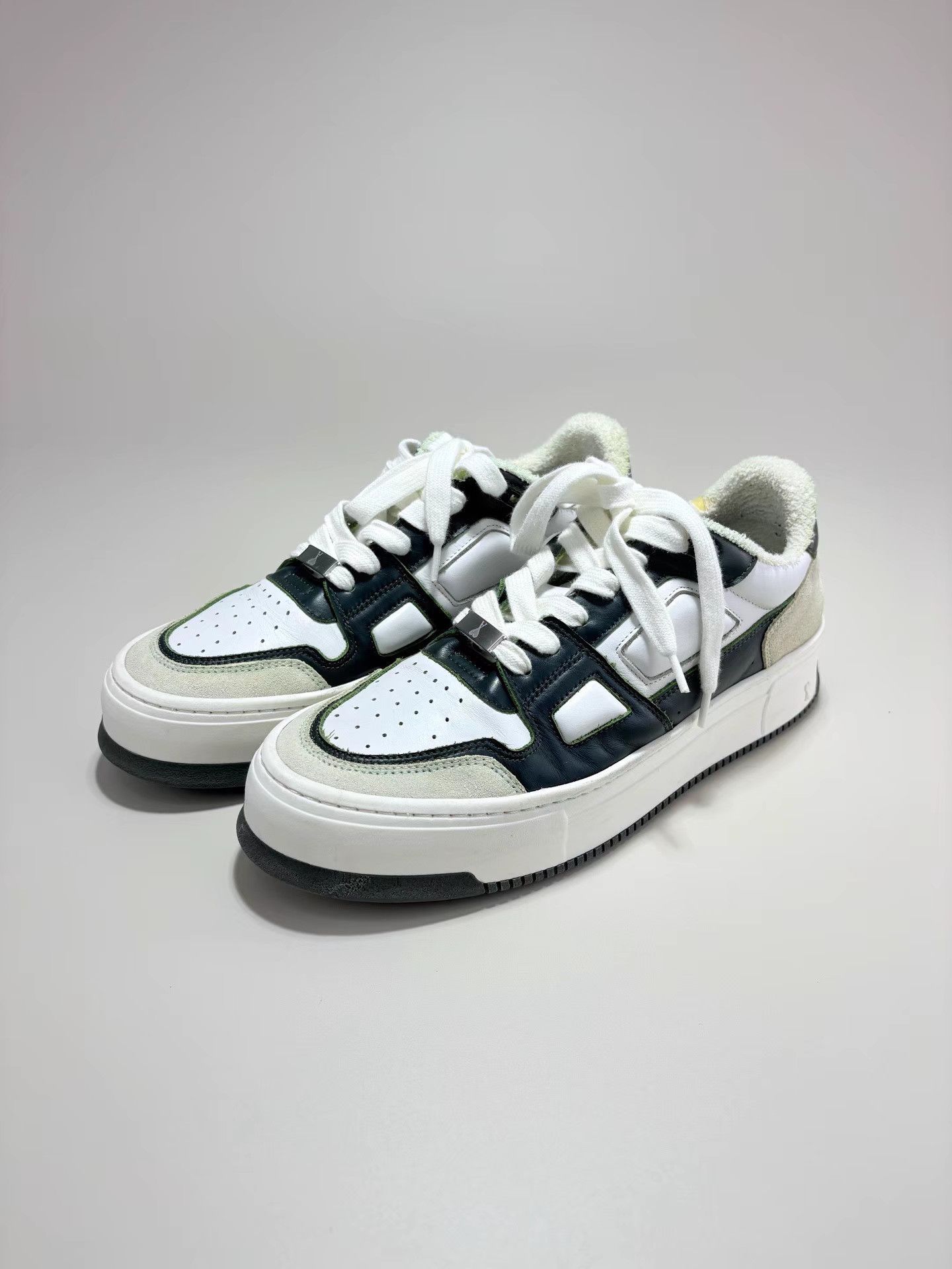 AMI PARIS Suede Low-Top Sneakers K1