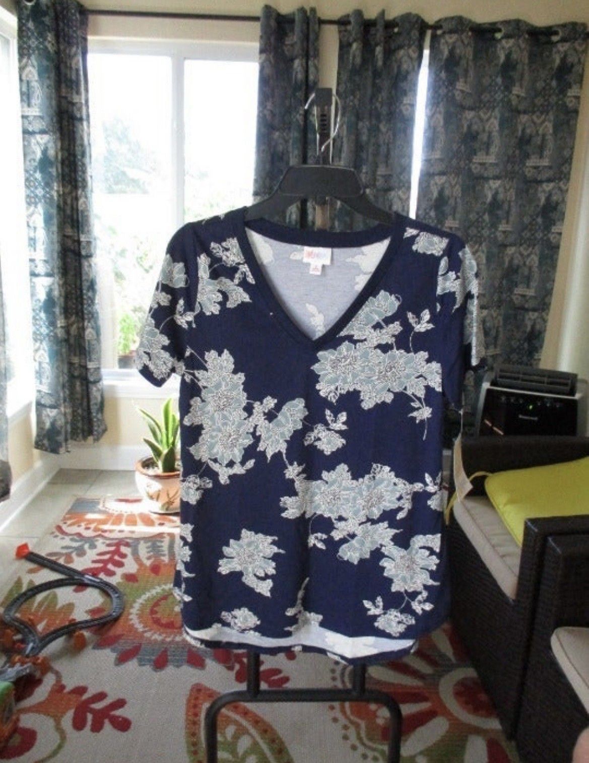Other NWT LuLaRoe Christy V-neck Navy Floral Top Blouse SMALL Size S / US 4 / IT 40 - 3 Thumbnail