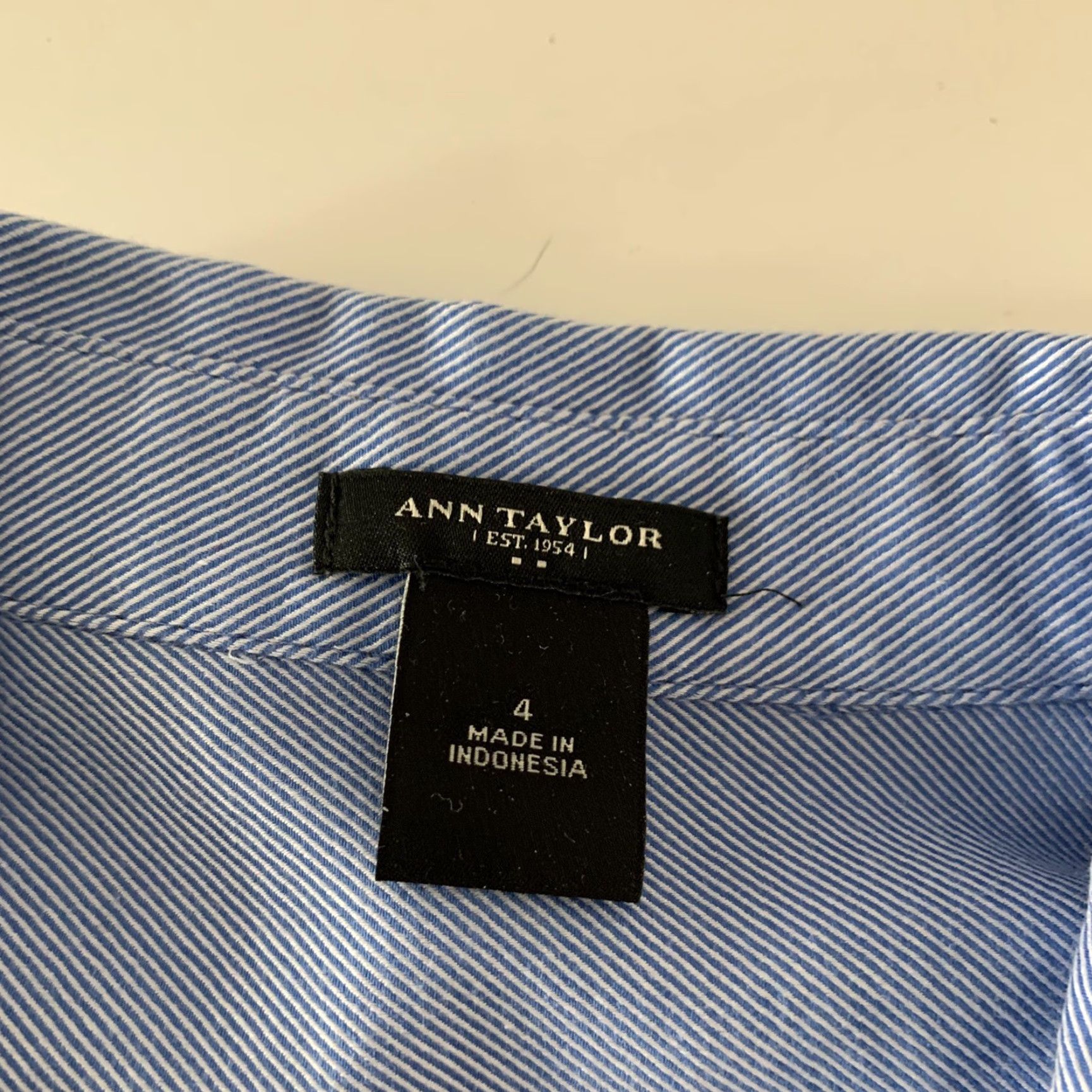 Ann Taylor Ann Taylor Button-Front Long Sleeve Shirt Womens Size 4 Blue Pinstripe Size S / US 4 / IT 40 - 2 Thumbnail
