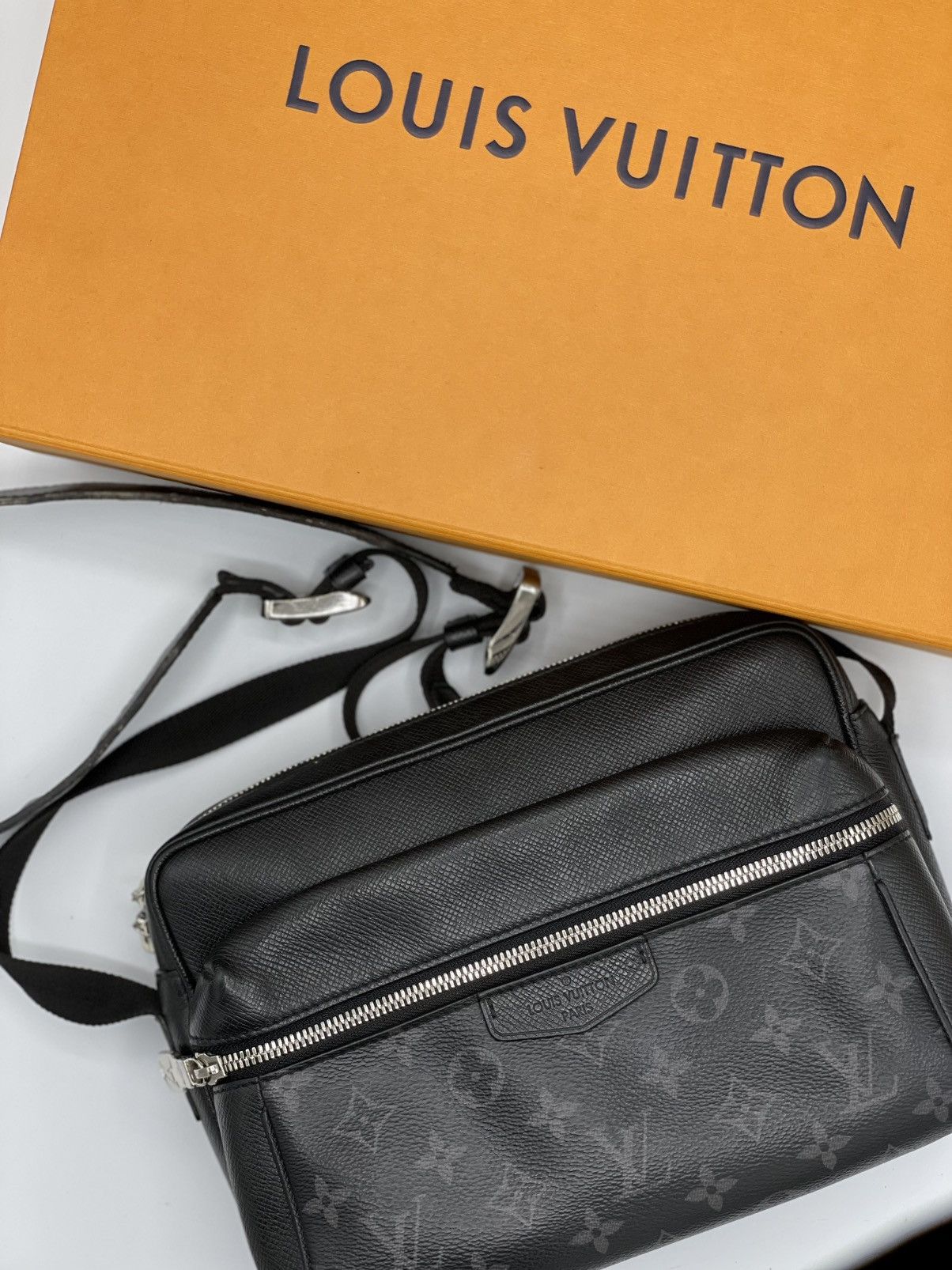 Louis Vuitton Taiga Monogram Eclipse Outdoor Messenger Black Size ONE SIZE - 19 Thumbnail