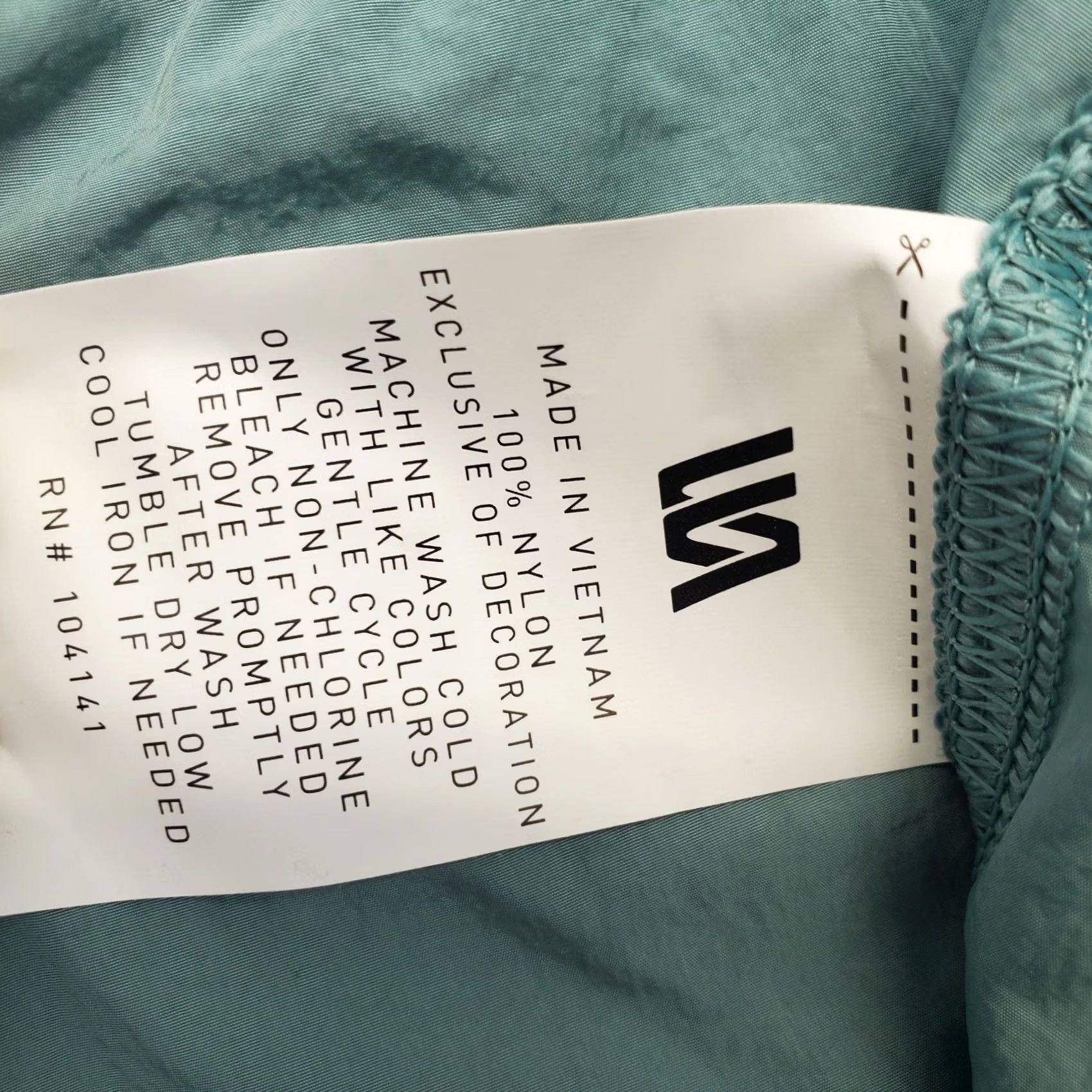 Vintage VRST Mens XXL Green All-in Shorts Athletic Pockets Zipper Pocket 7.25 Inseam Unlined Casual Activewear Long name Size US 39 - 7 Thumbnail