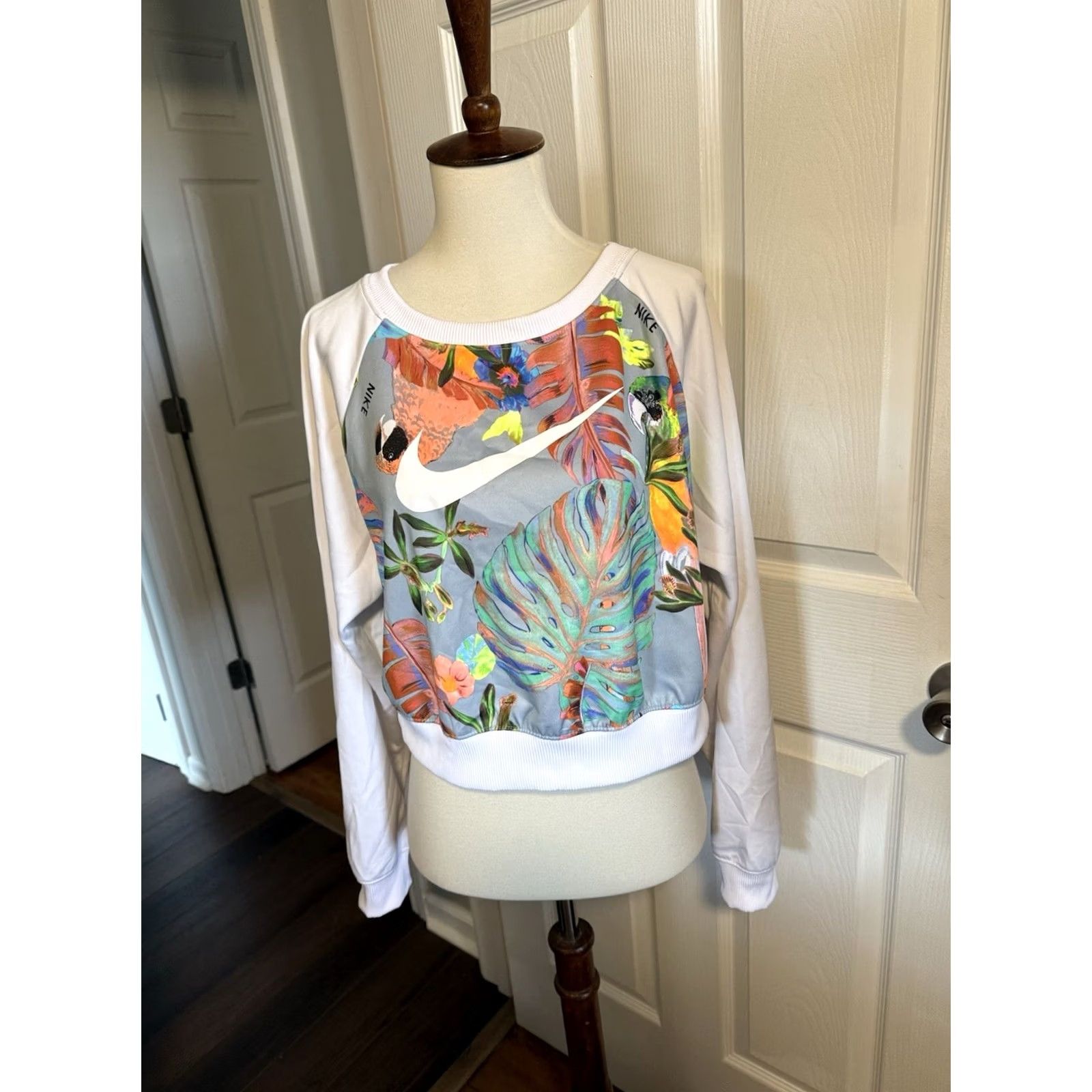 Nike Nike Hyper Femme Crop Sweatshirt Womens Medium White Tropical Parrot Pullover Size M / US 6-8 / IT 42-44 - 2 Thumbnail