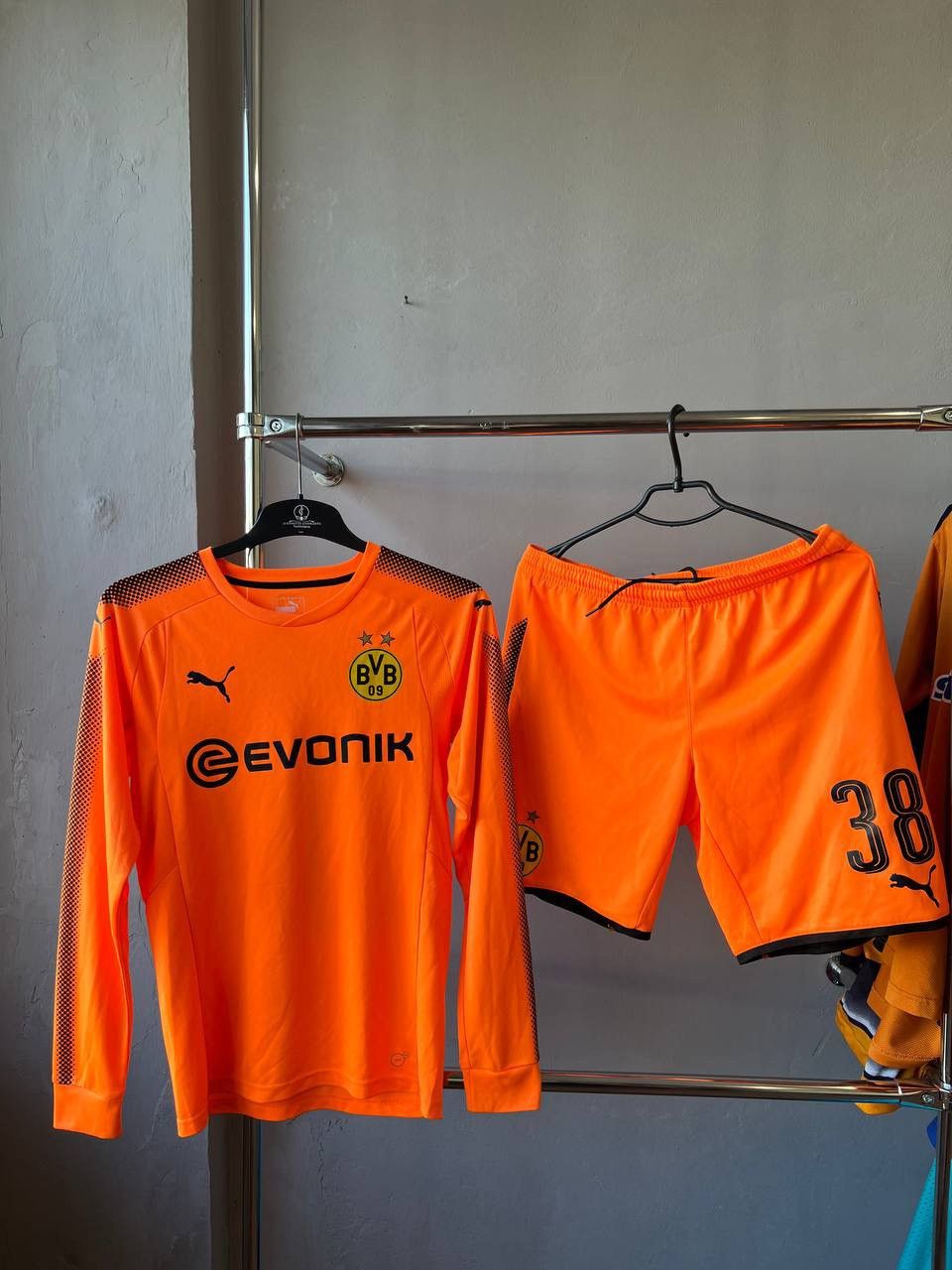 Puma 2017/18 BORUSSIA DORTMUND #38 BURKI GK SOCCER JERSEY/SHORTS Size US S / EU 44-46 / 1 - 2 Thumbnail