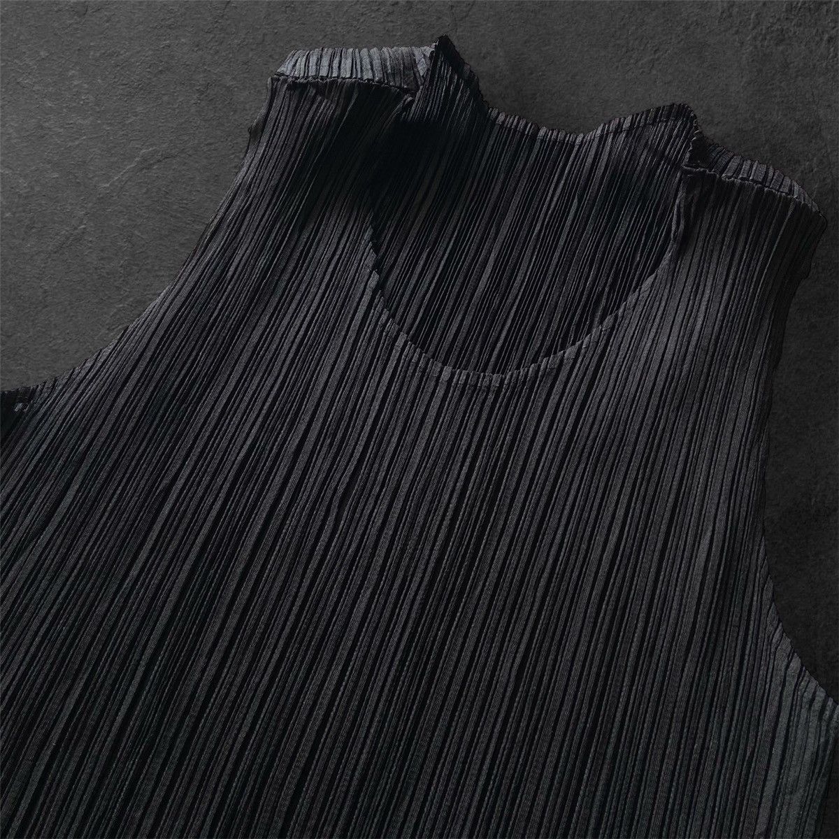 Pleats Please Issey Miyake Pleats Please Issey Miyake Sleeveless Top - Made in Japan Size M / US 6-8 / IT 42-44 - 2 Thumbnail