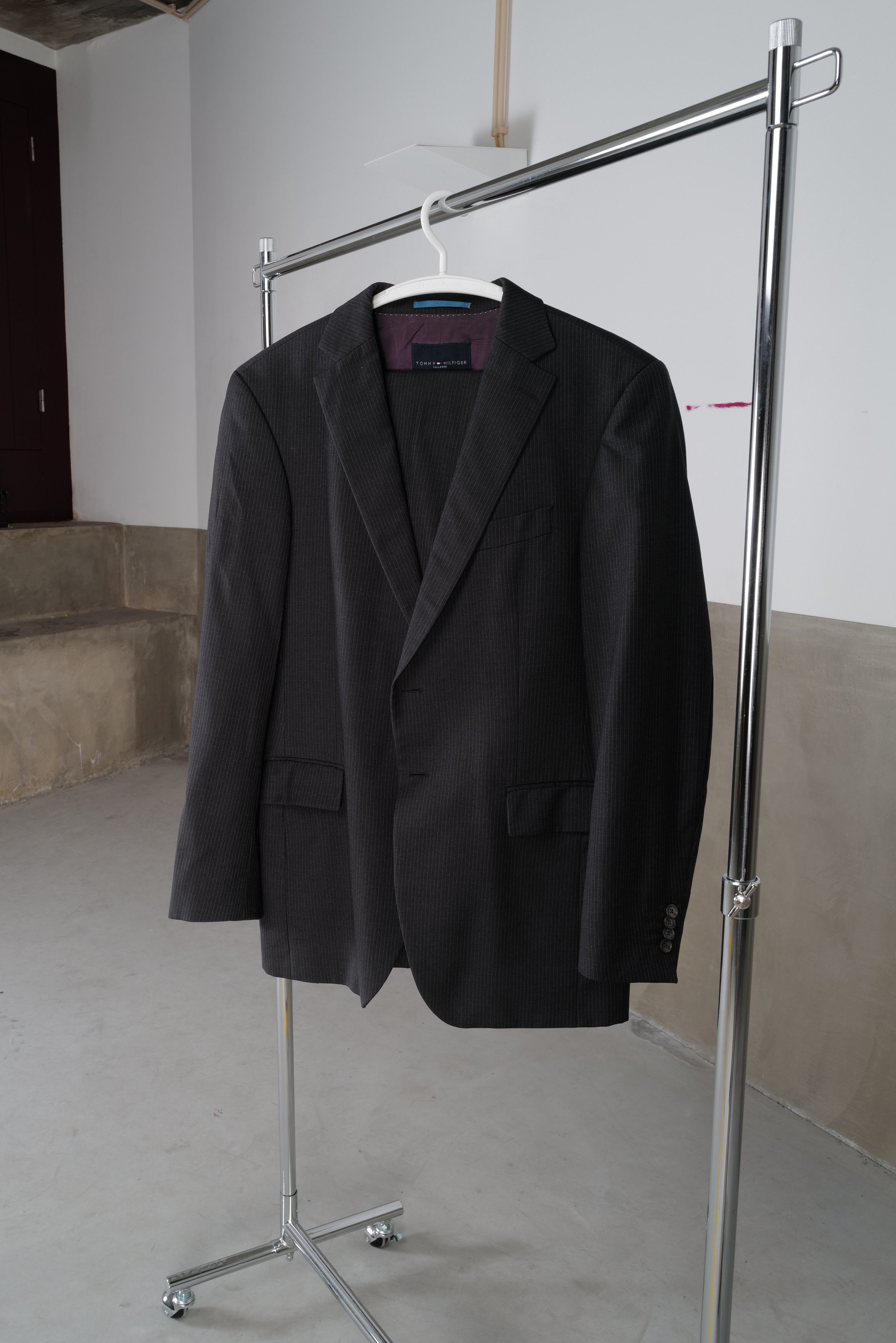 Tommy Hilfiger Tommy Hilfiger Tailored virgin wool suit by Kevin Brooks Size 48R - 2 Thumbnail