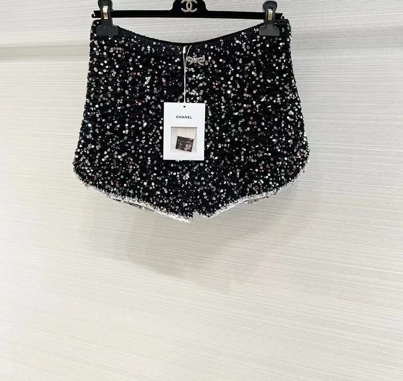 Chanel Chanel 23S black sequin bow shorts Size 24" / US 00 / IT 34 - 1 Thumbnail
