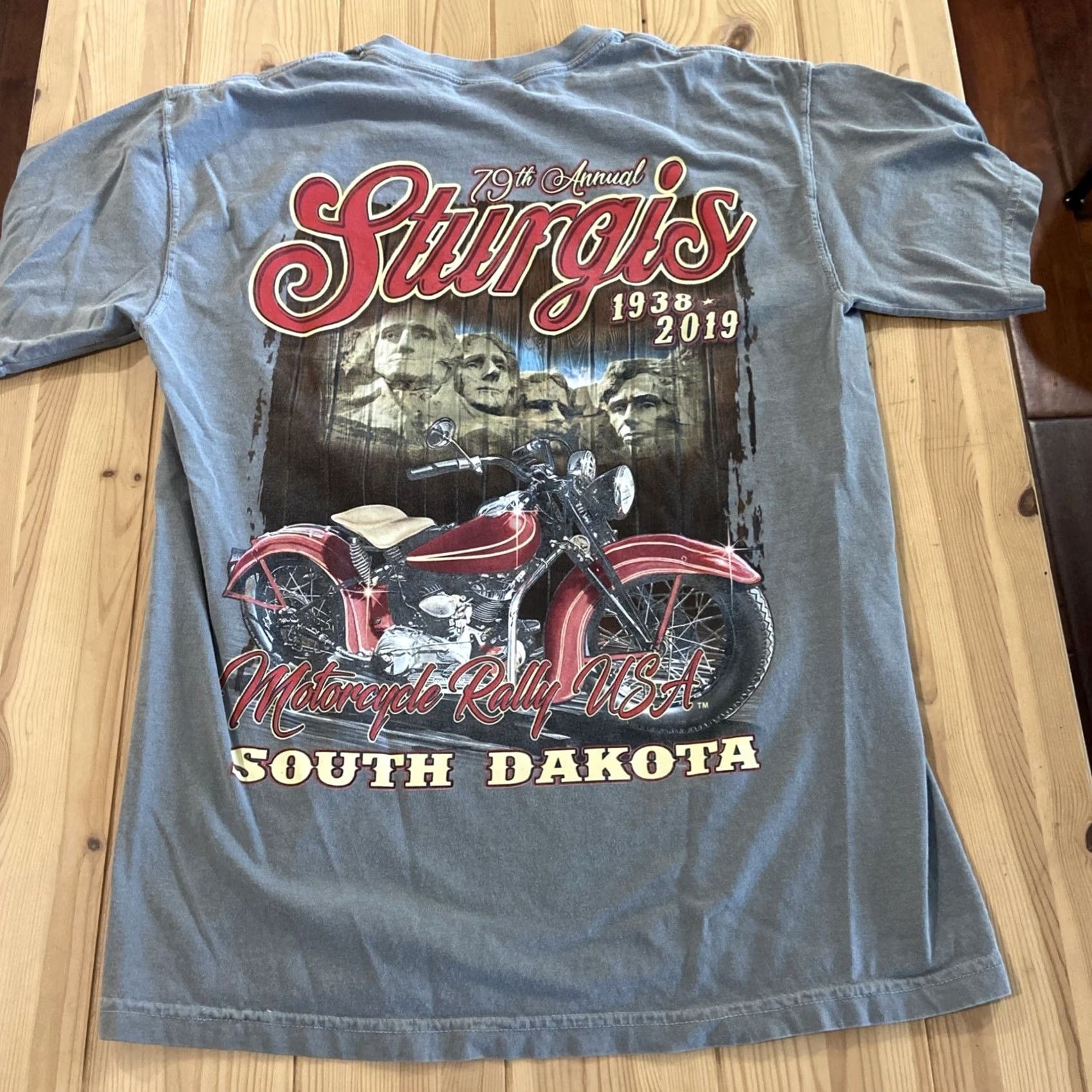 Gildan Sturgis Motorcycle Rally Shirt Mens M Gray Short Sleeve 2019 Rushmore Shirt Mens M Gray Short Sleeve motorcycle Rushmore 2019 Mens M Gray Shirts Mens Size US M / EU 48-50 / 2 - 6 Thumbnail