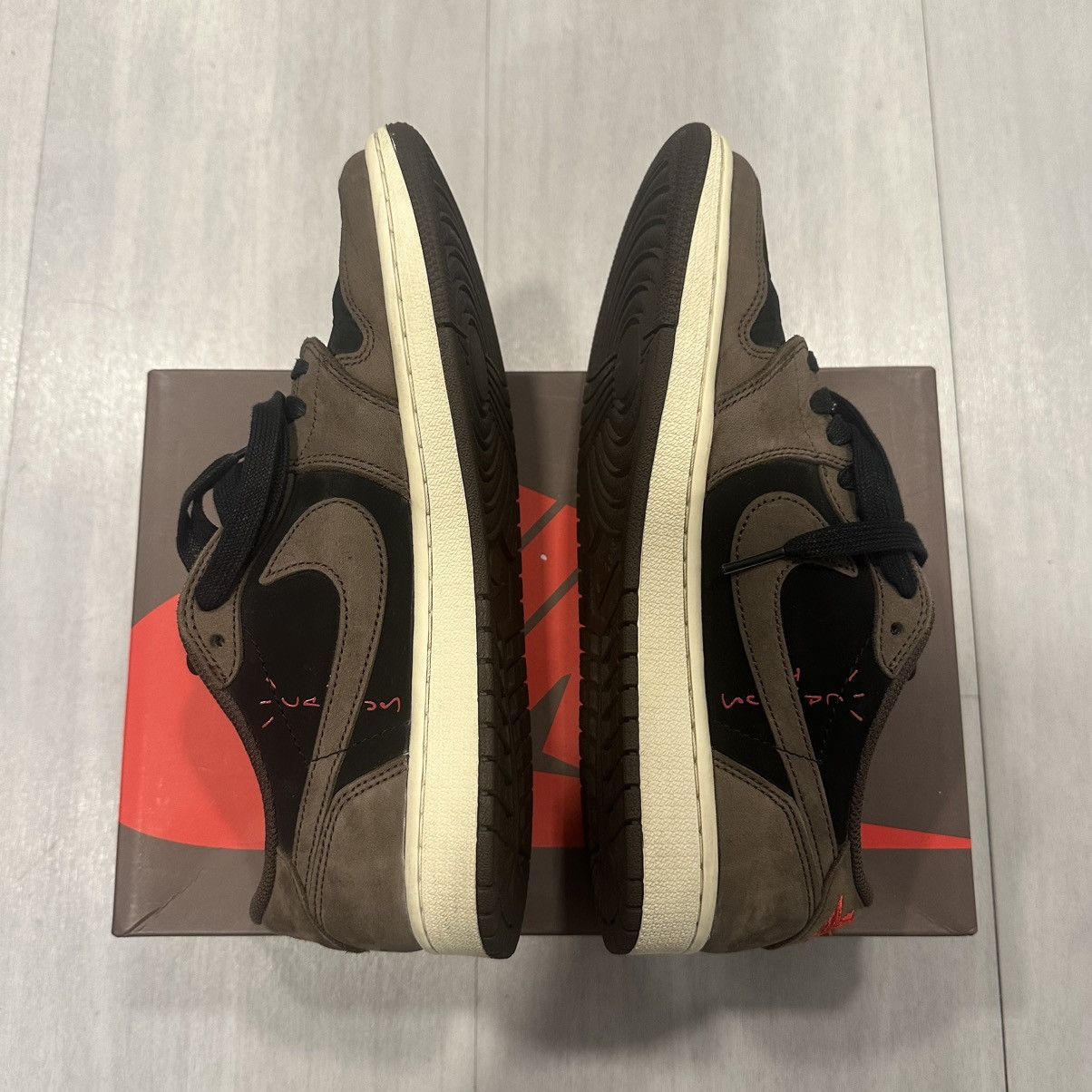 Jordan Brand × Nike × Travis Scott Travis Scott Jordan 1 Retro LOW OG SP Size US 9 / EU 42 - 1 Thumbnail