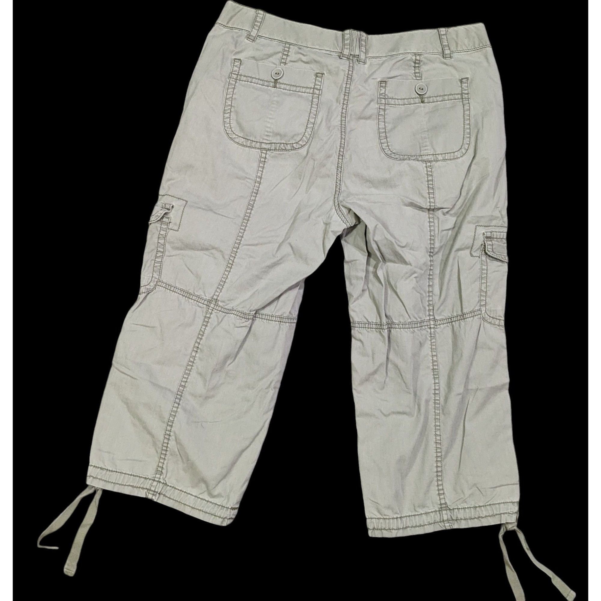 St. Johns Bay Preppy Casual Grey Capris by St. John's Bay Size 34" / US 12 / IT 48 - 2 Thumbnail