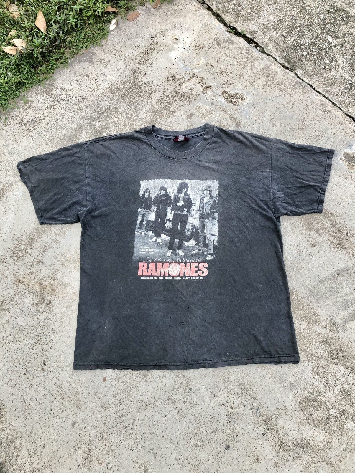 Band Tees THRASHED Y2K RAMONES END OF THE CENTURY Size US XL / EU 56 / 4 - 1 Thumbnail