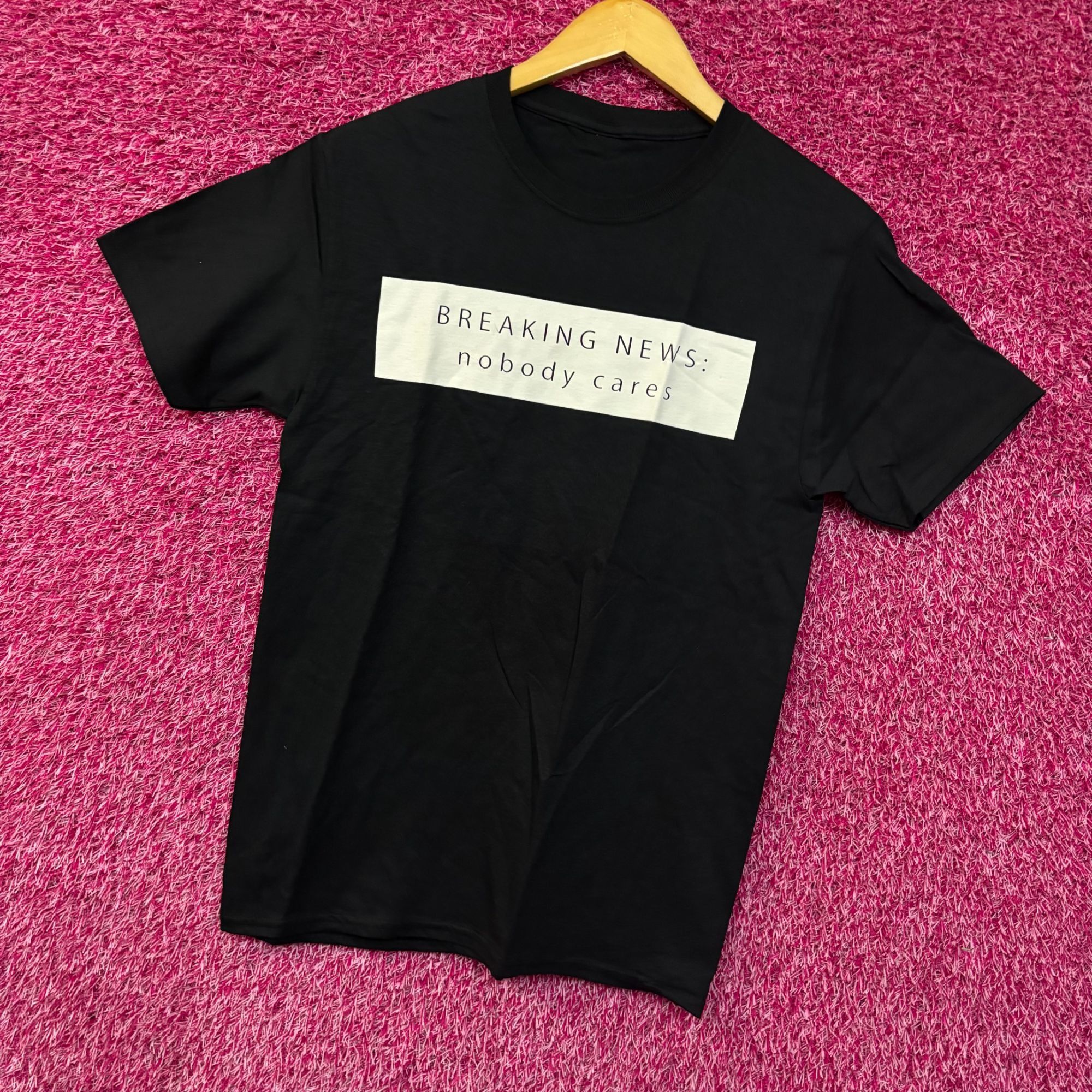 Other Breaking News: Nobody Cares graphic T-Shirt Small Size US S / EU 44-46 / 1 - 3 Thumbnail