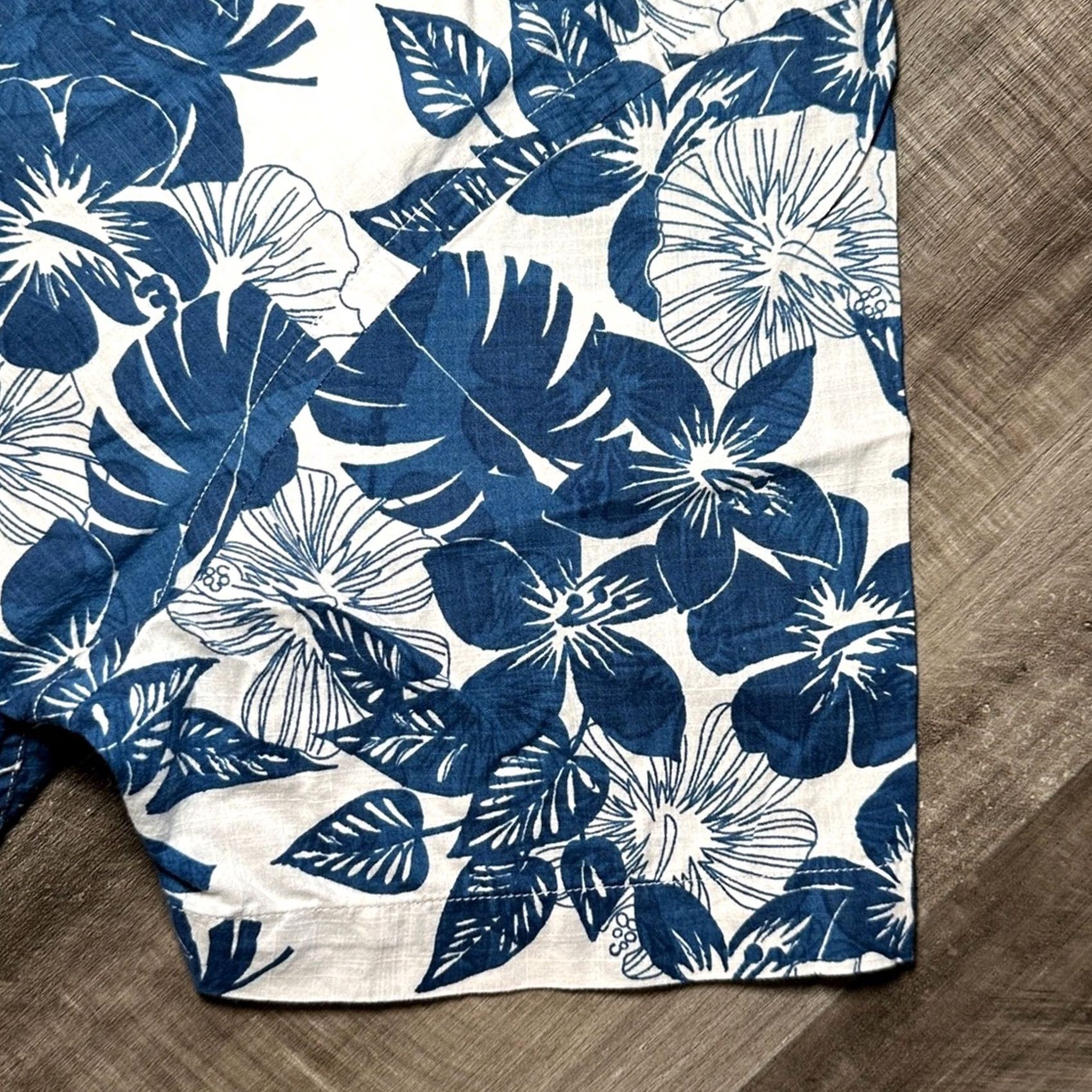 UNTUCKit UNTUCKit Floral Hawaiian Slim Short Sleeve Button Down Large Men Blue Size US 33 - 4 Thumbnail