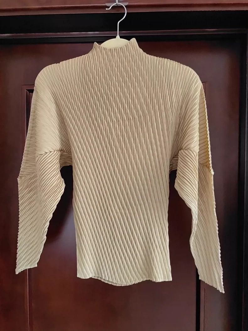 Issey Miyake size:2 Moonlight gold fish-scale top