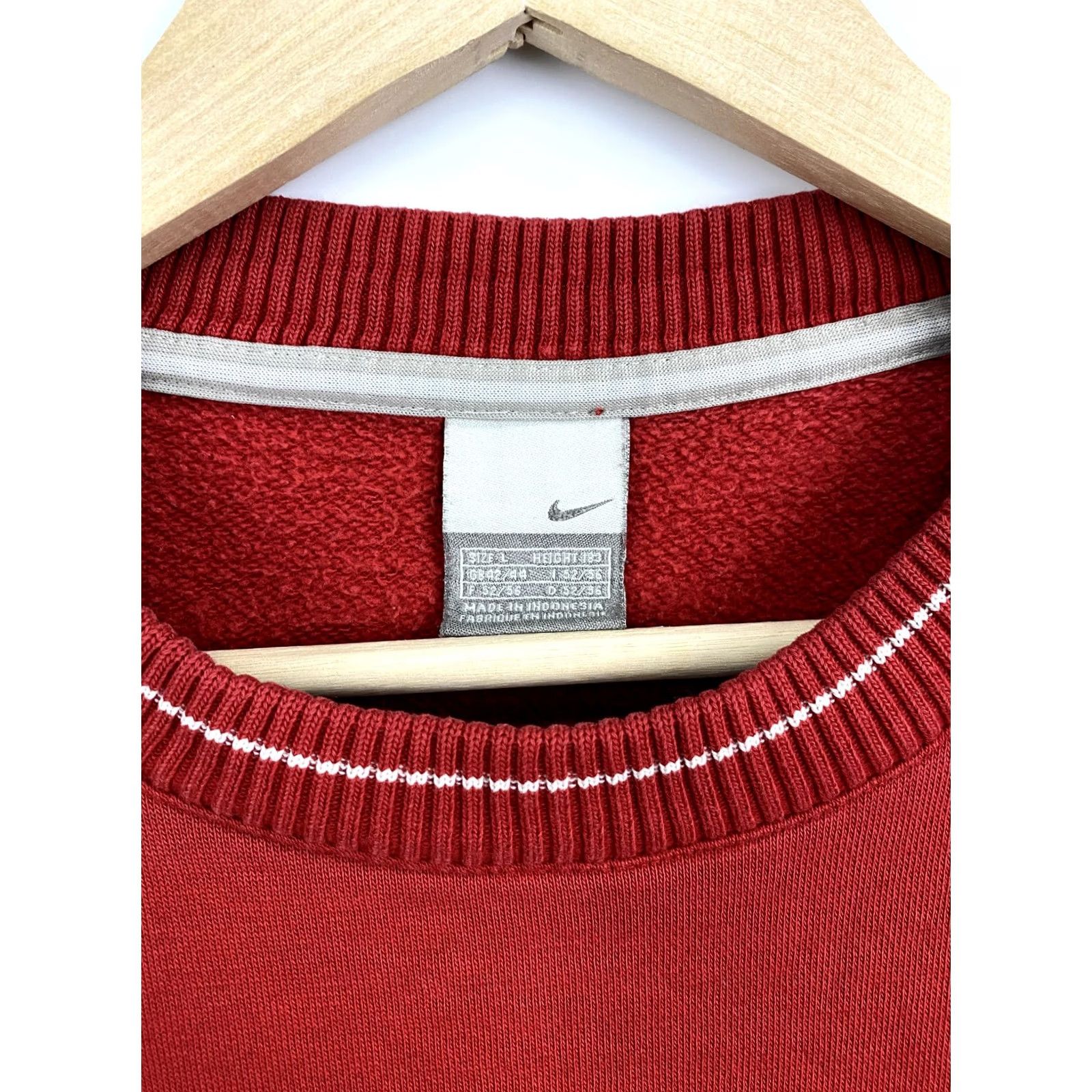 Nike VINTAGE Nike Sweatshirt 90s red L Men Pullover Comfort Fit 62cm Chest 68cm Length 53cm Shoulders 63cm Girls Mens Boys Womens Size US L / EU 52-54 / 3 - 5 Thumbnail